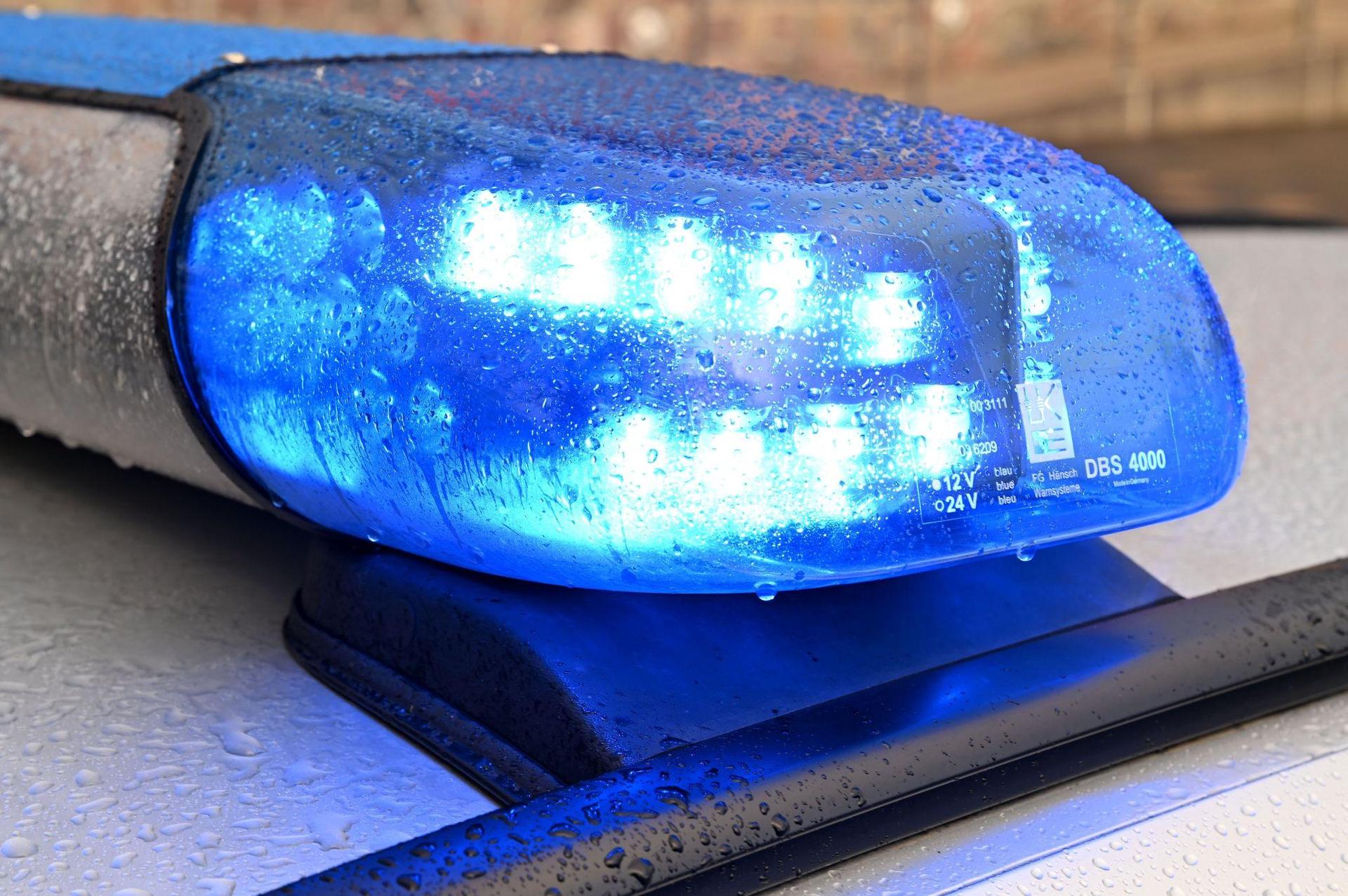 Ein Traktorfahrer war in Hausen ohne Führerschein, aber unter Drogeneinfluss unterwegs. (Symbolbild: Carsten Rehder/dpa/Symbolbild)