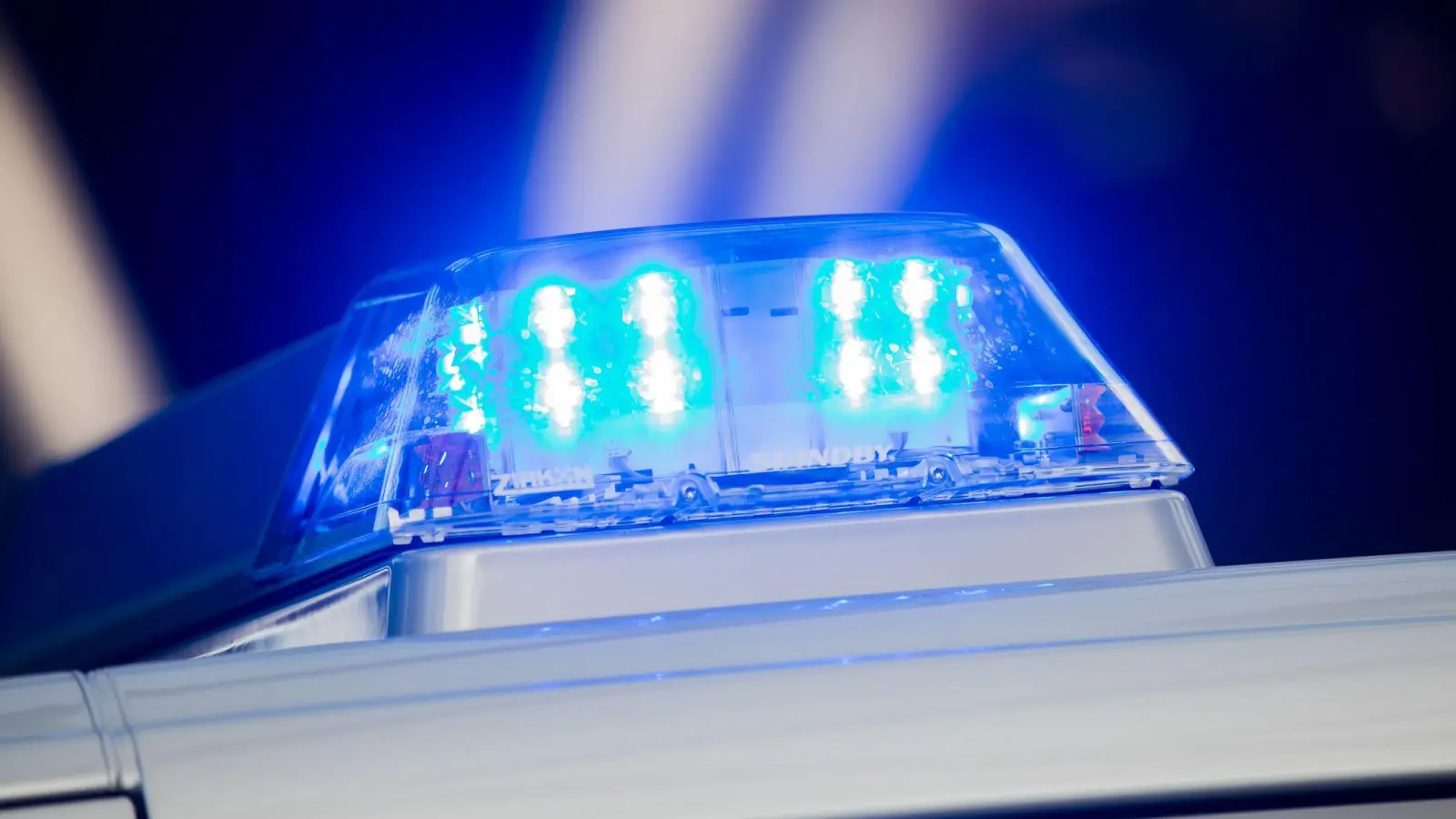 Die Beamten staunten nicht schlecht, als sie das Motorrad in der Wohnung sahen. (Symbolbild) (Bild: Rolf Vennenbernd/dpa)