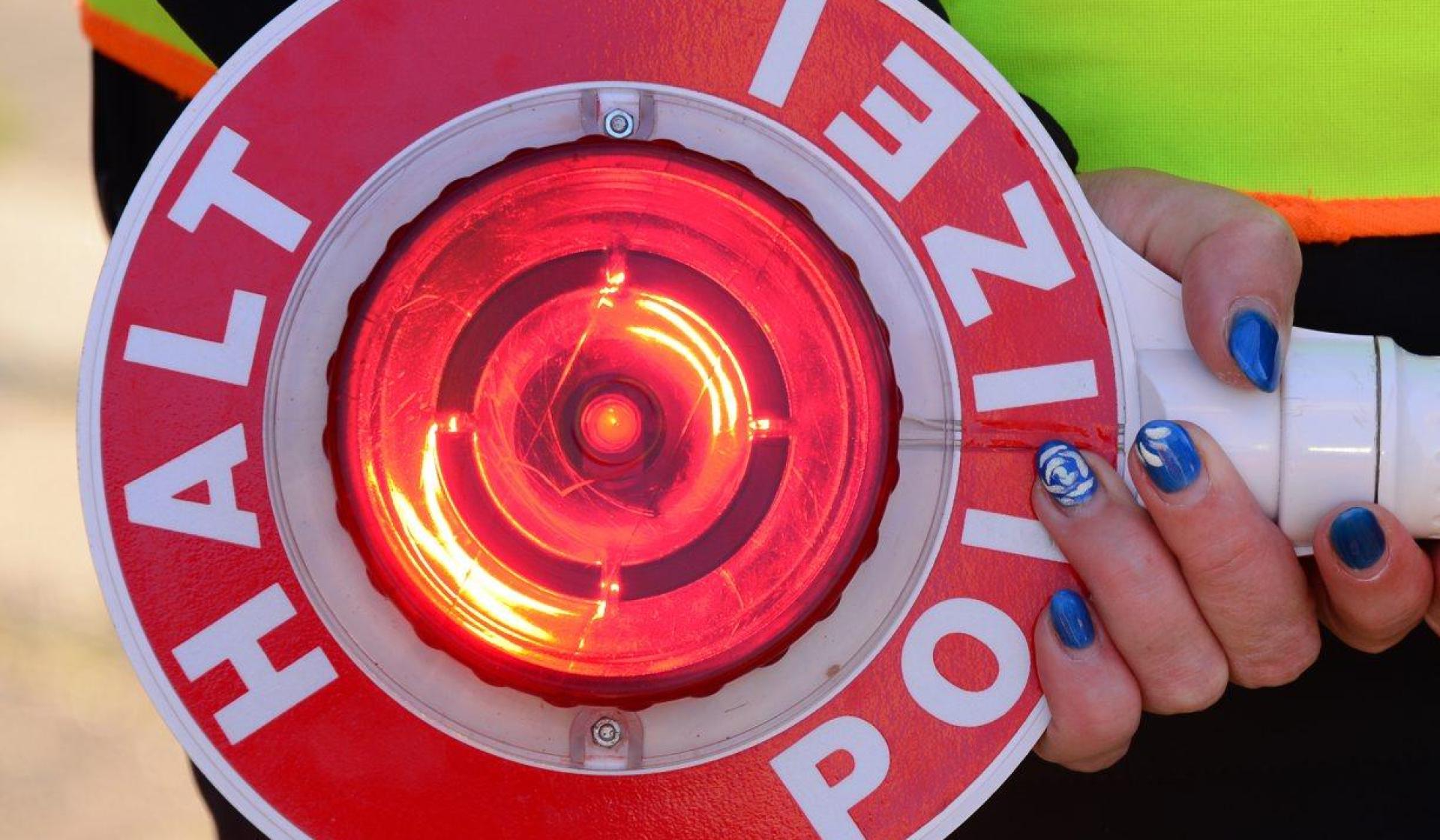 Die Verkehrspolizei Amberg hat einen Fahrer aus dem Verkehr gezogen, der viel zu schnell unterwegs war.  (Bild: Martin Schutt)