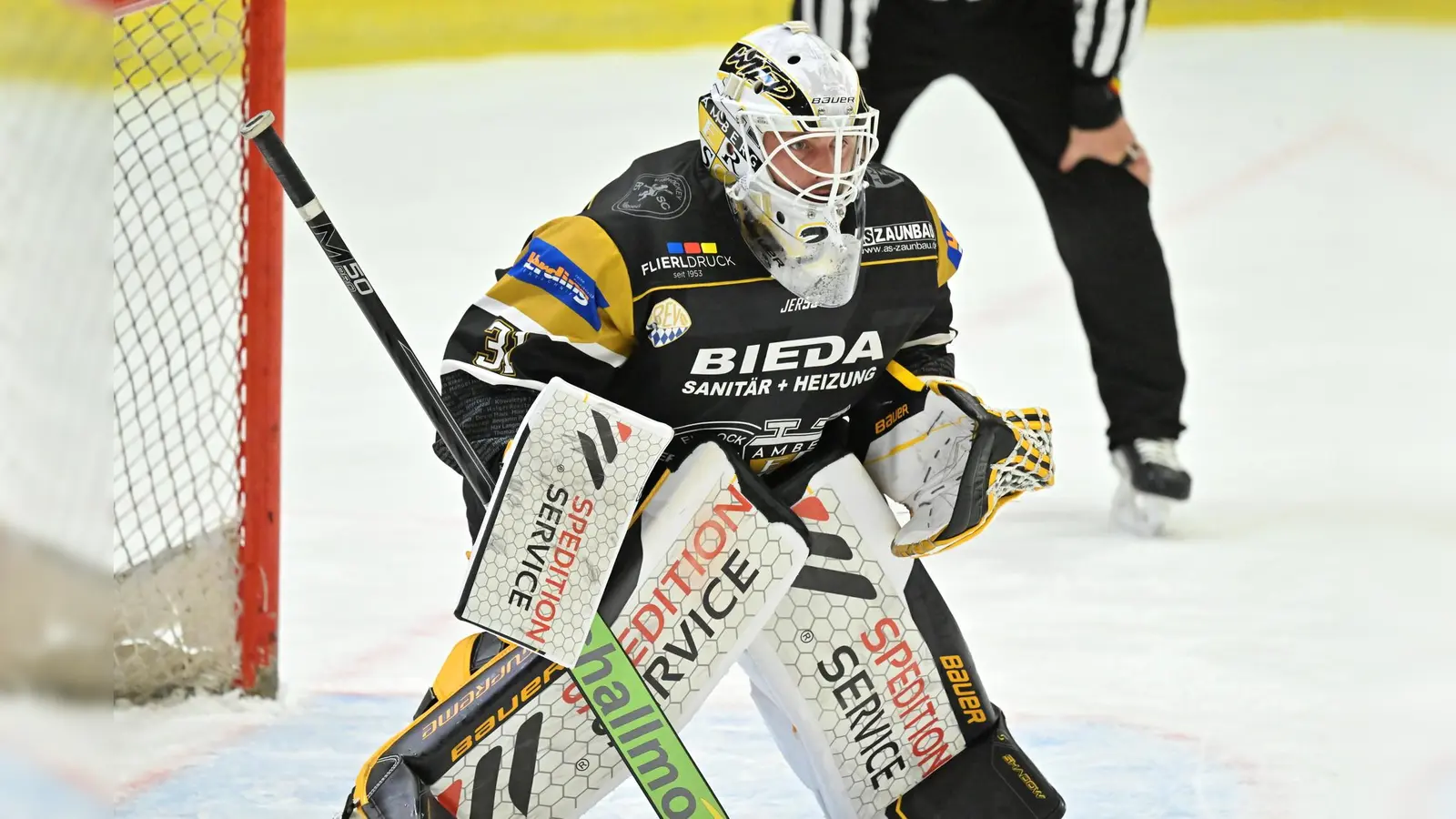 Goalie Lucas Di Berardo, hier im Spiel gegen Schweinfurt, erwies sich im Spiel gegen Miesbach wieder einmal als starker Rückhalt.  (Archivbild: Hubert Ziegler)
