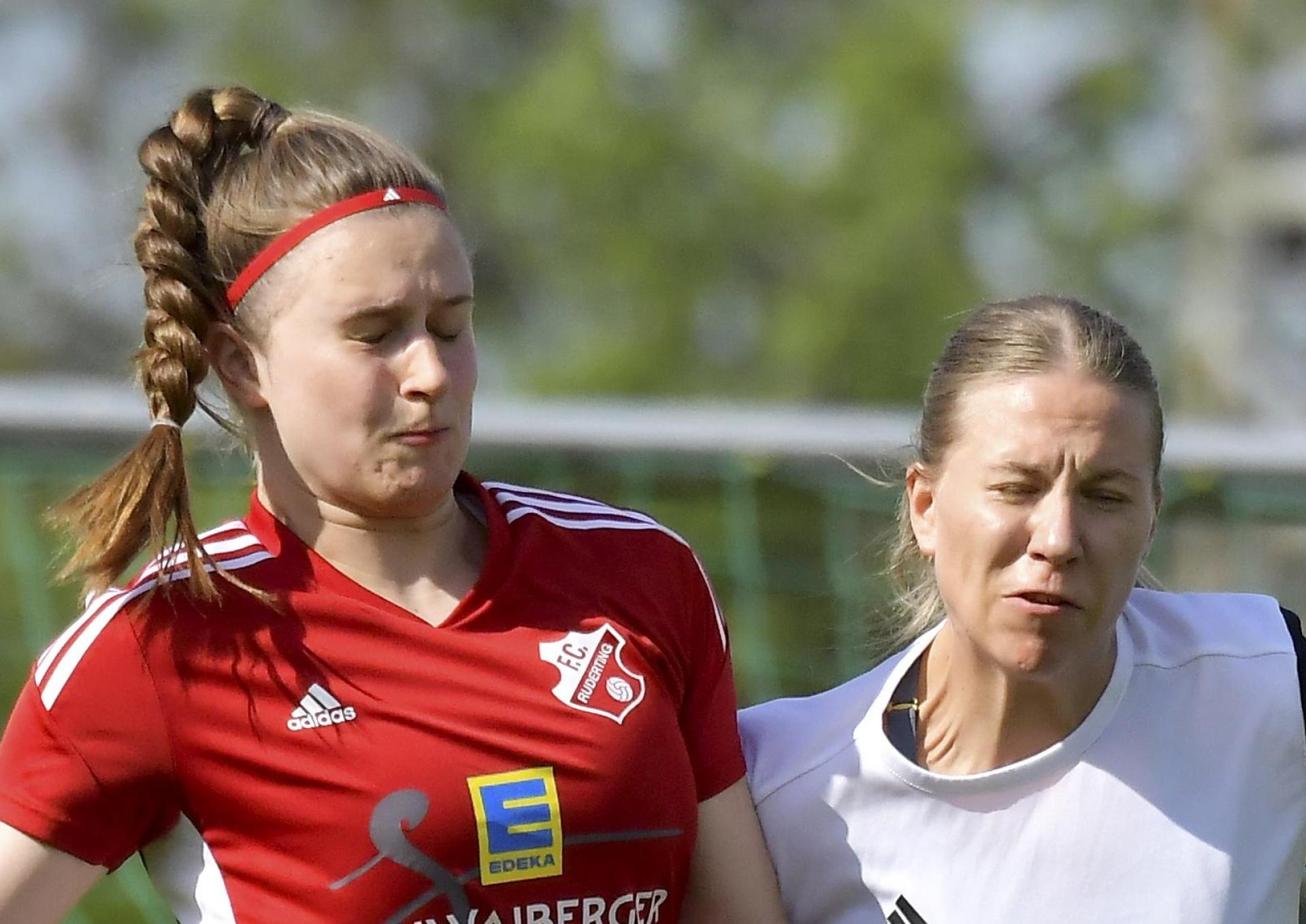  Lena Kattner (rechts) vom TSV Theuern und Selina Zieringer (links) vom FC Ruderting im Kampf um den Ball. Beim letzten Duell der beiden Teams im Mai musste sich Theuern 0:1 geschlagen geben.  (Archivbild: Hubert Ziegler)