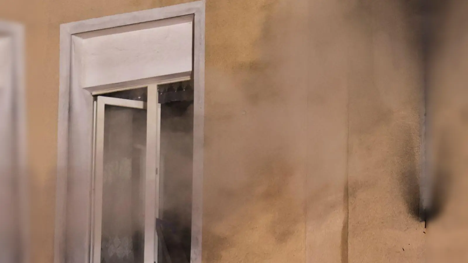 Weil es in der Räucherkammer einen technischen Defekt gab, wurde ein Wohnhaus in Pesensricht, Gemeinde Illschwang, verqualmt. (Symbolbild: Christoph Reichwein/dpa)