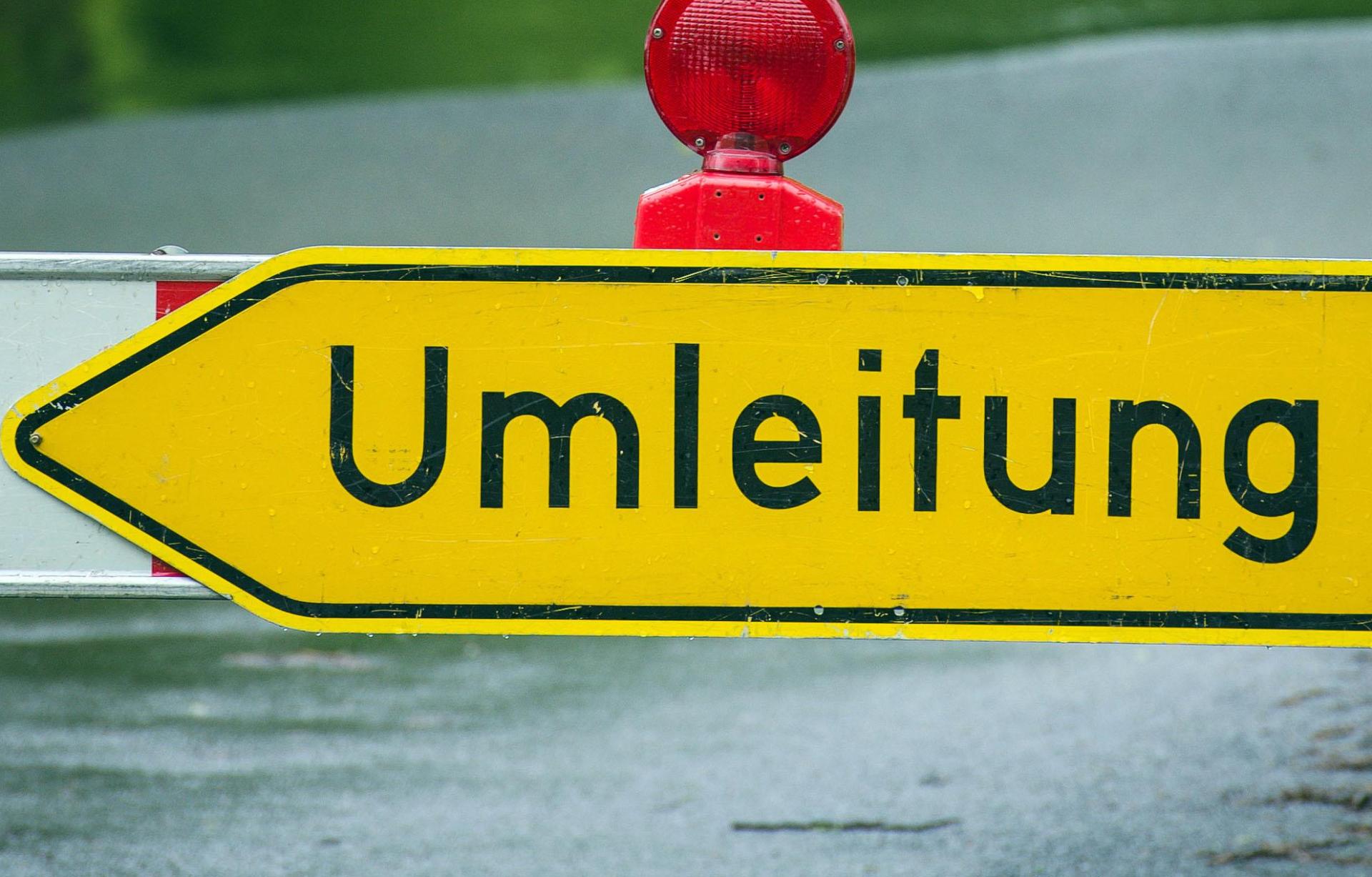 Die Ortsdurchfahrt von Oed wird ab Dienstag, 21. Oktober, wegen Bauarbeiten an einer Stützmauer gesperrt.  (Symbolbild: David Ebener/dpa)