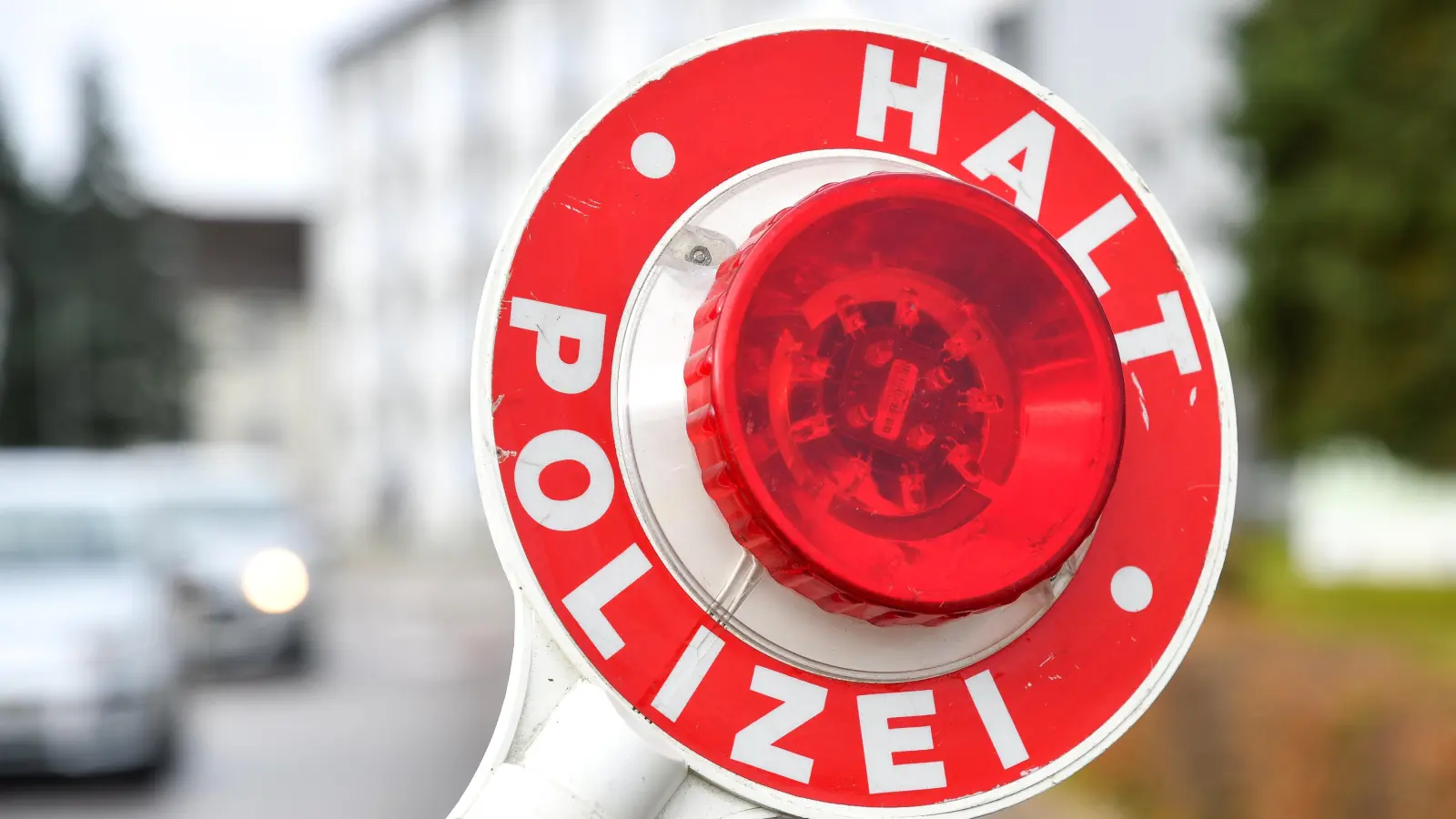 Halt, Polizei: Nach einer Verkehrskontrolle in Pommelsbrunn droht einem jungen Autofahrer jetzt ein Fahrverbot. (Symbolbild: Petra Hartl)
