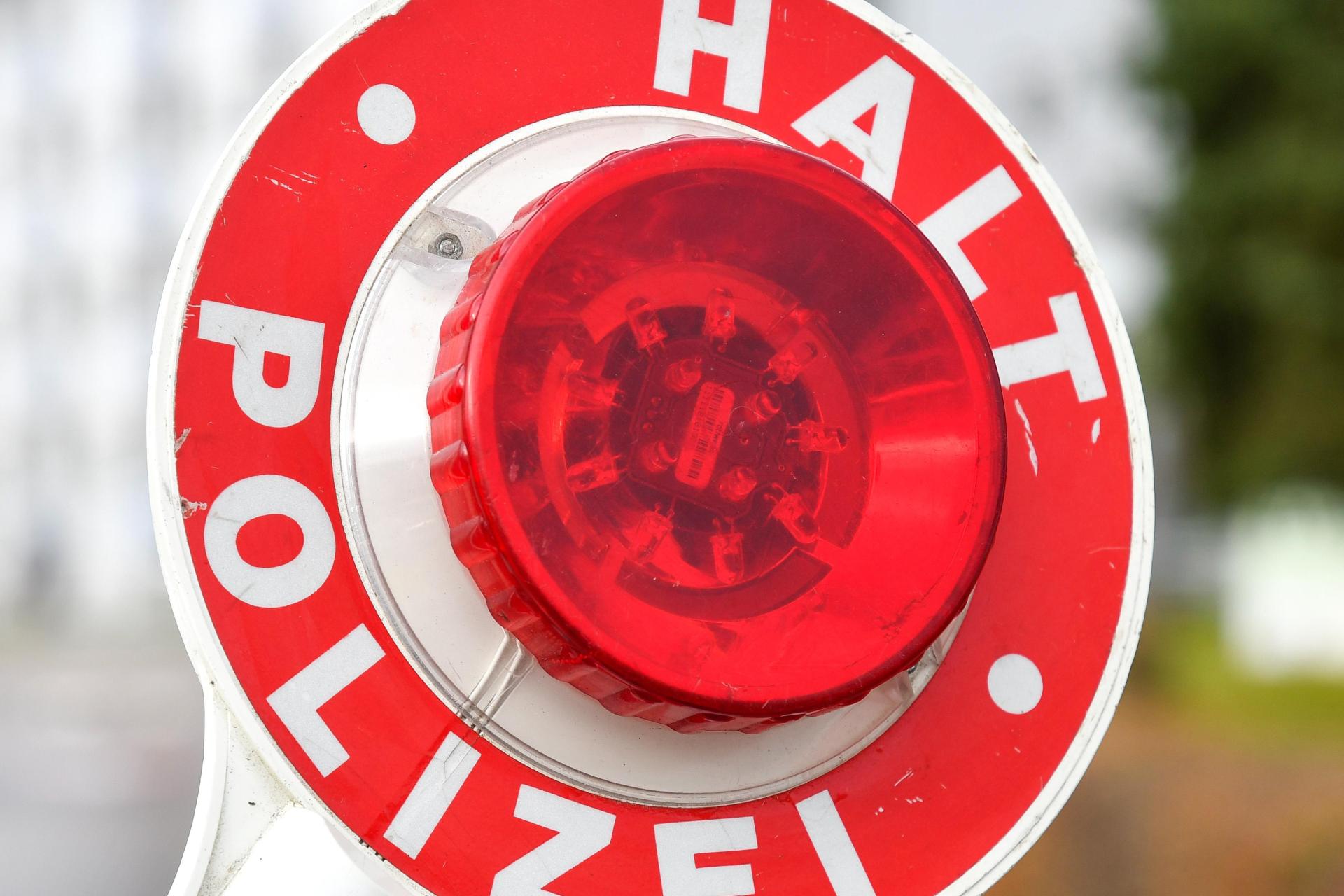 Auf der B 14 hielt die Polizei einen Autofahrer an, der offensichtlich unter Alkoholeinfluss stand. (Symbolbild: Petra Hartl)