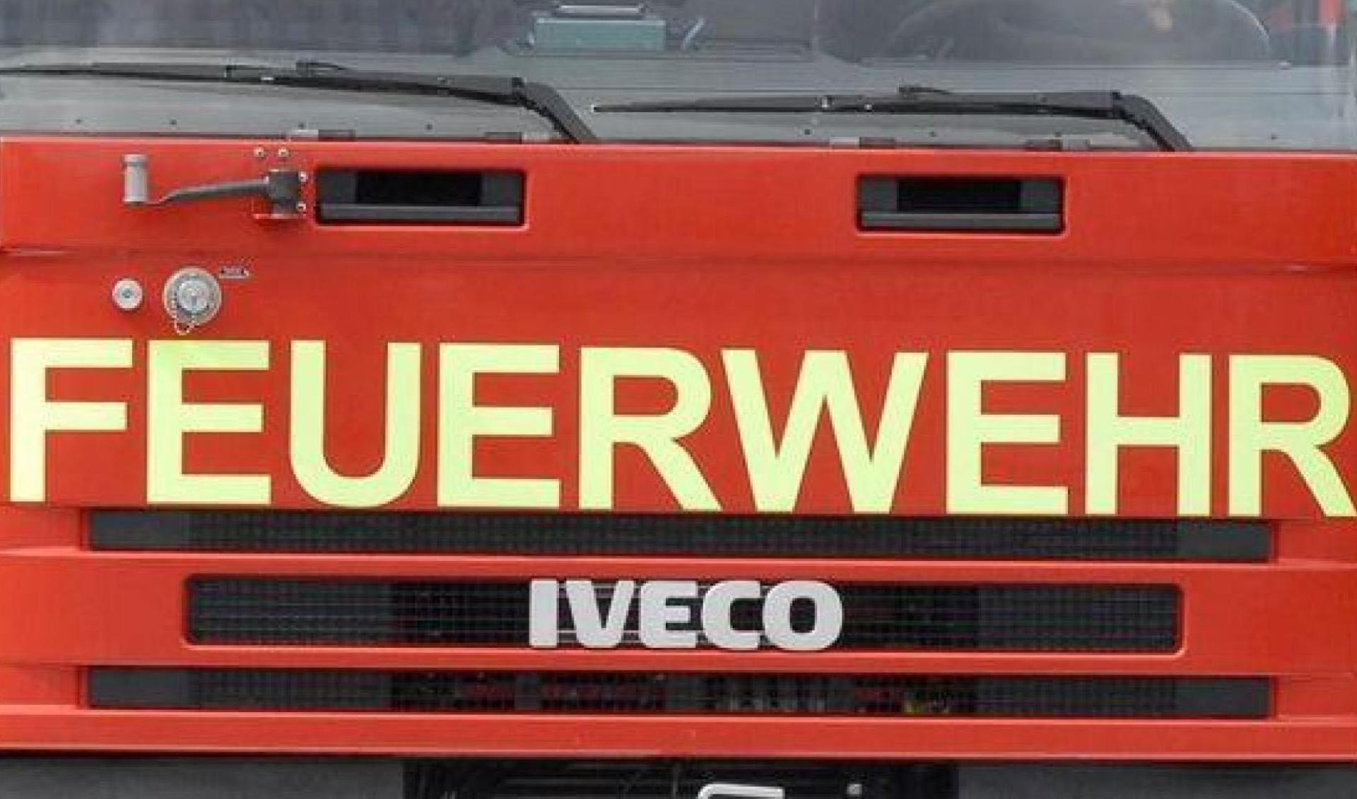 Im Burglengenfelder Ortsteil Pilsheim brennt eine Maschinenhalle: Mehrere Feuerwehren sind hier im Einsatz. (Symbolbild: Petra Hartl)