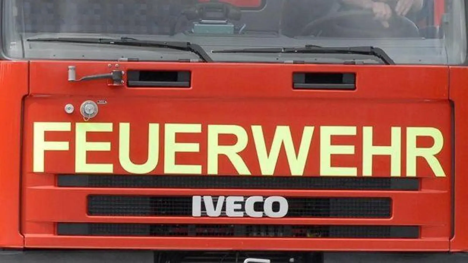 Im Burglengenfelder Ortsteil Pilsheim brennt eine Maschinenhalle: Mehrere Feuerwehren sind hier im Einsatz. (Symbolbild: Petra Hartl)