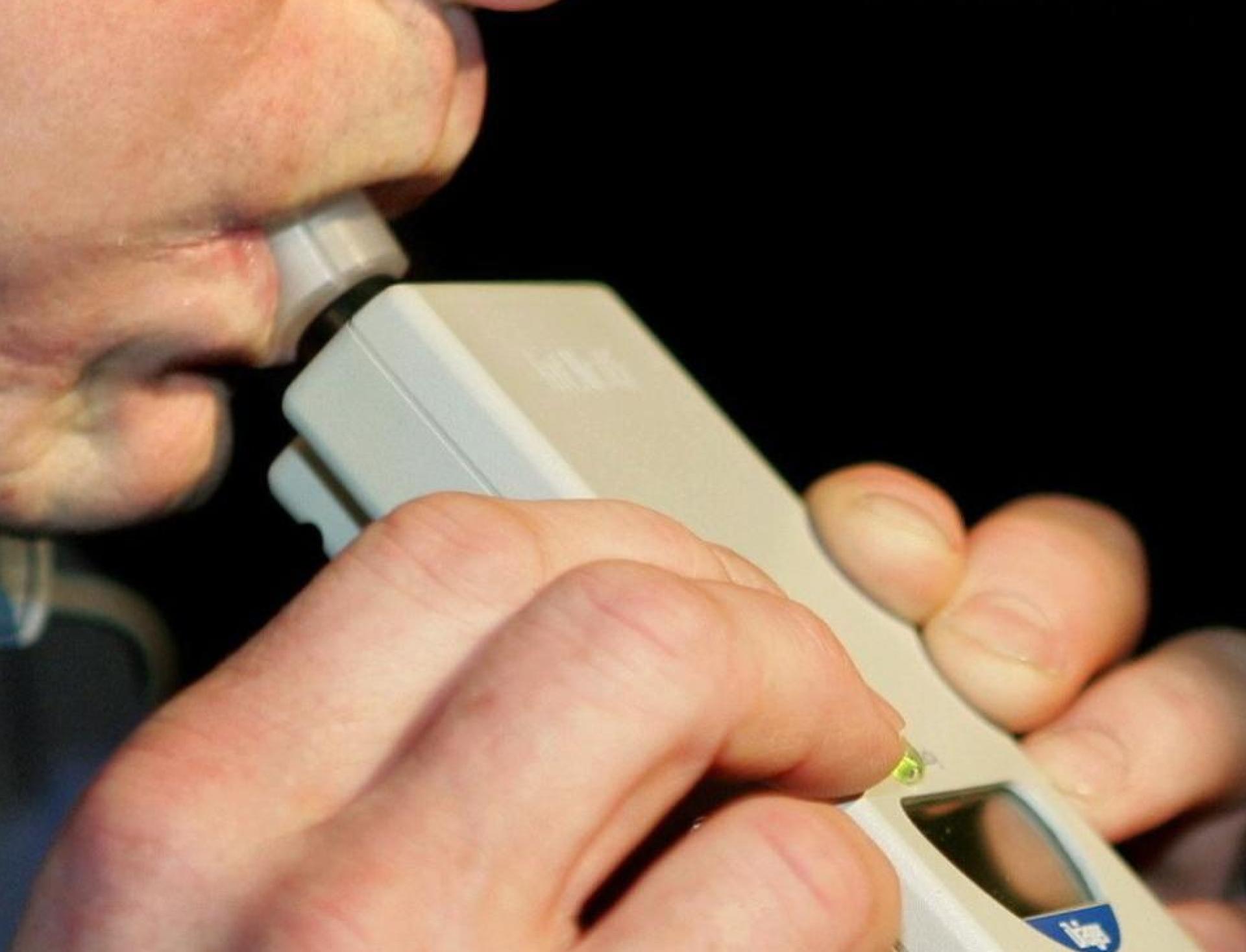 Ein 46-jähriger Fahrer wurde in Sulzbach-Rosenberg mit über 80 km/h innerorts gestoppt. Die Polizei stellte Alkoholgeruch fest. (Symbolbild: Uli Deck / dpa)