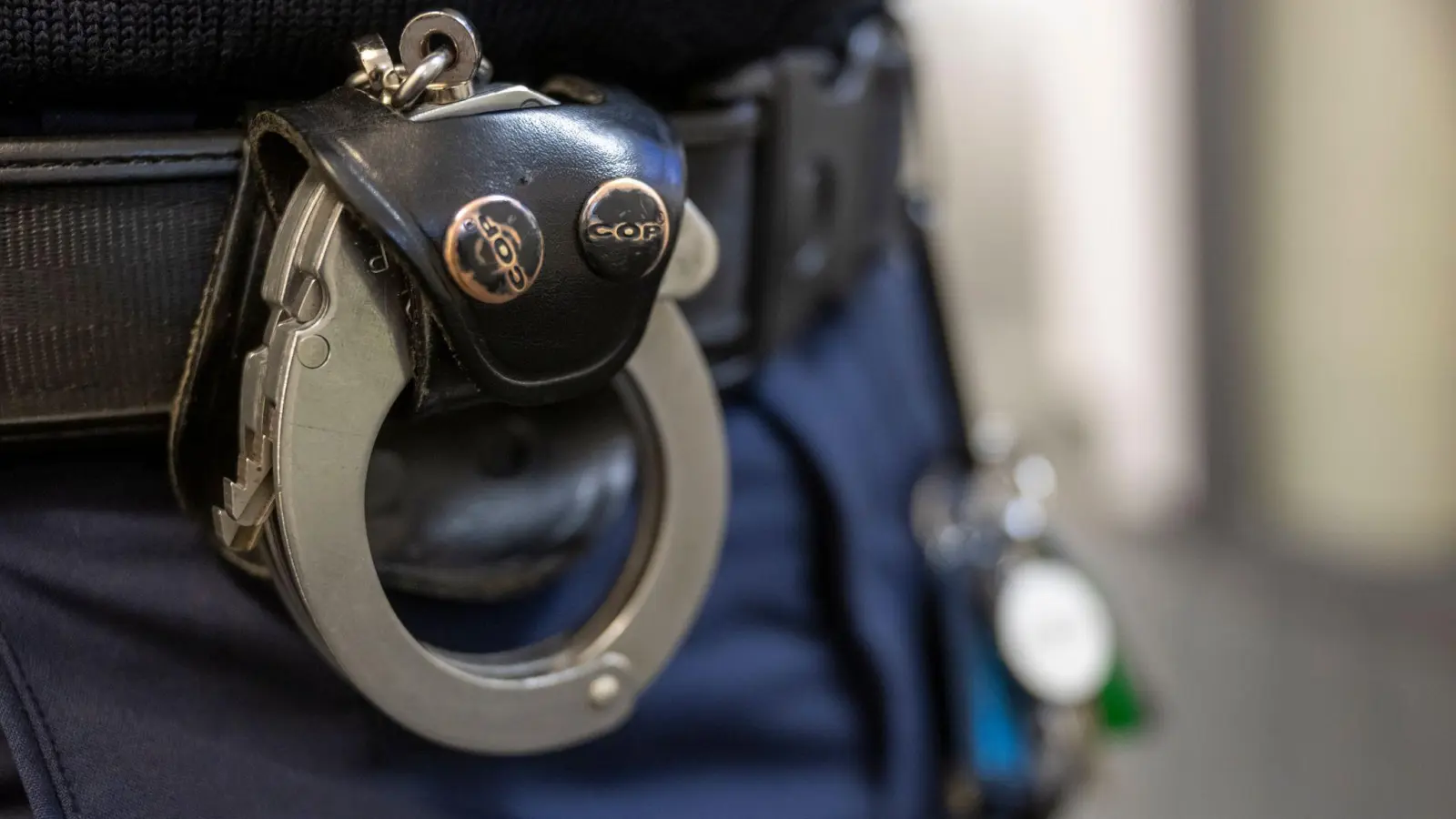 Die Polizei bringt die Betrüger mit 16 weiteren Taten in Verbindung. (Symbolbild) (Bild: Peter Kneffel/dpa)