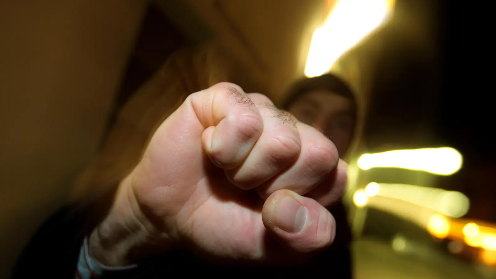 Ein 34-jähriger Mann wurde in Amberg Opfer einer Körperverletzung. Der Täter flüchtete. (Symbolbild: Karl-Josef Hildenbrand/dpa)