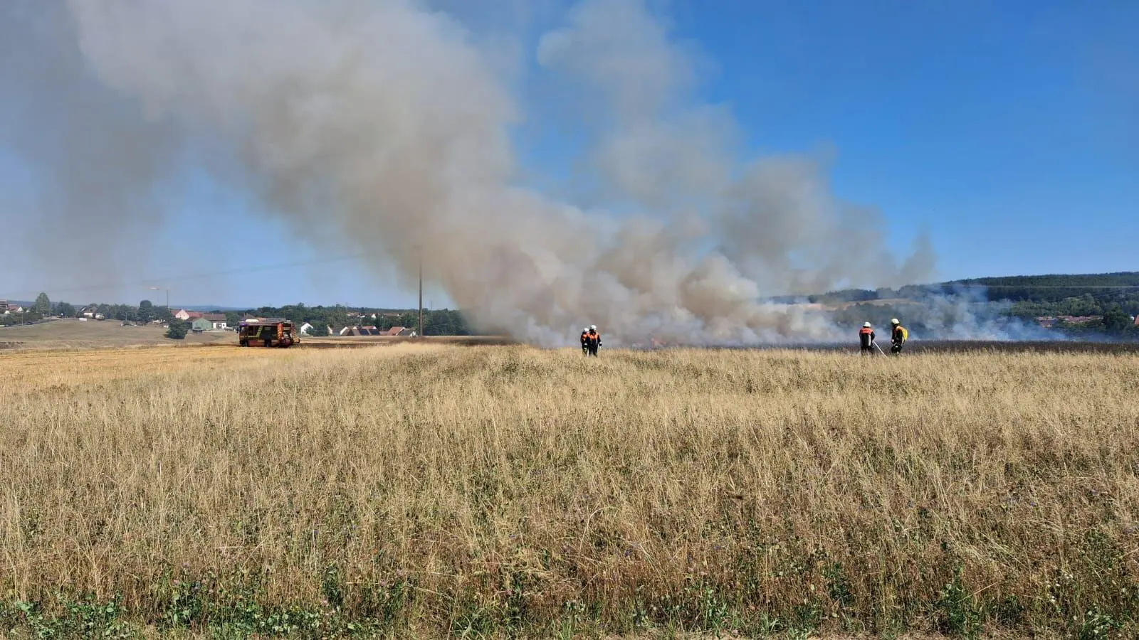 Vegetationsbrände im Landkreis Amberg-Sulzbach sorgen wie h9ier in Schnaittenbach für einen Dauereinsatz der Feuerwehren.  (Bild: KBM Michael Werner)