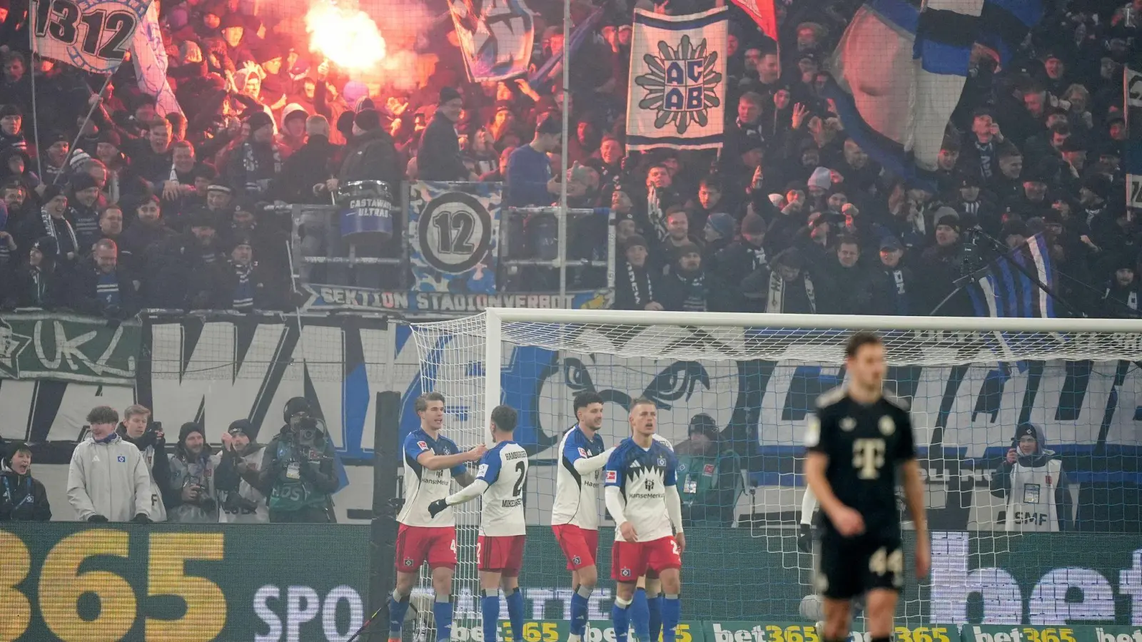 Gefeierter HSV-Mann Luka Vuskovic (l) nach seinem Tor zum 2:2. (Bild: Marcus Brandt/dpa)