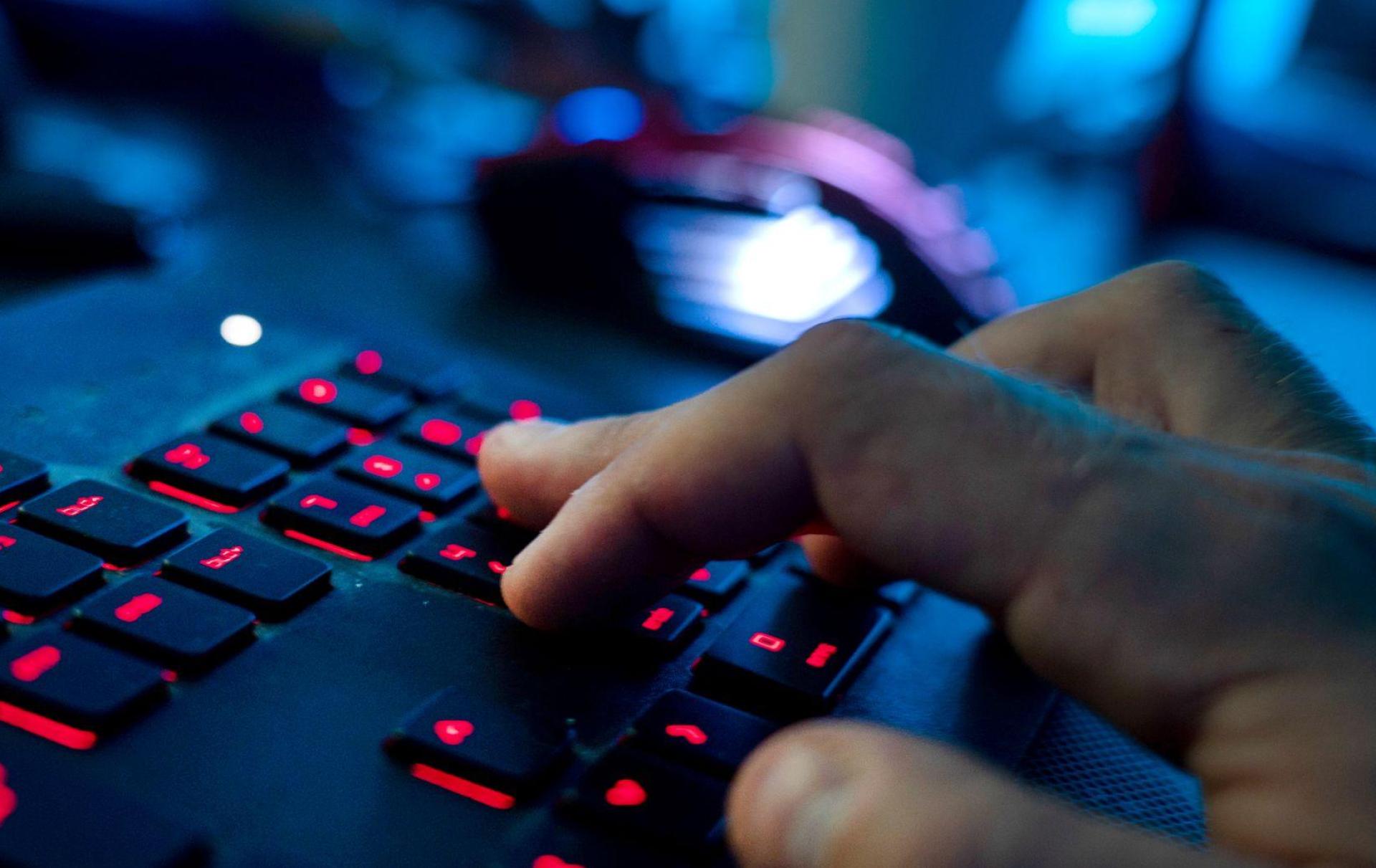 Ein Hacker erschleicht sich Fernzugriff auf den PC. (Symbolbild: Nicolas Armer/dpa)