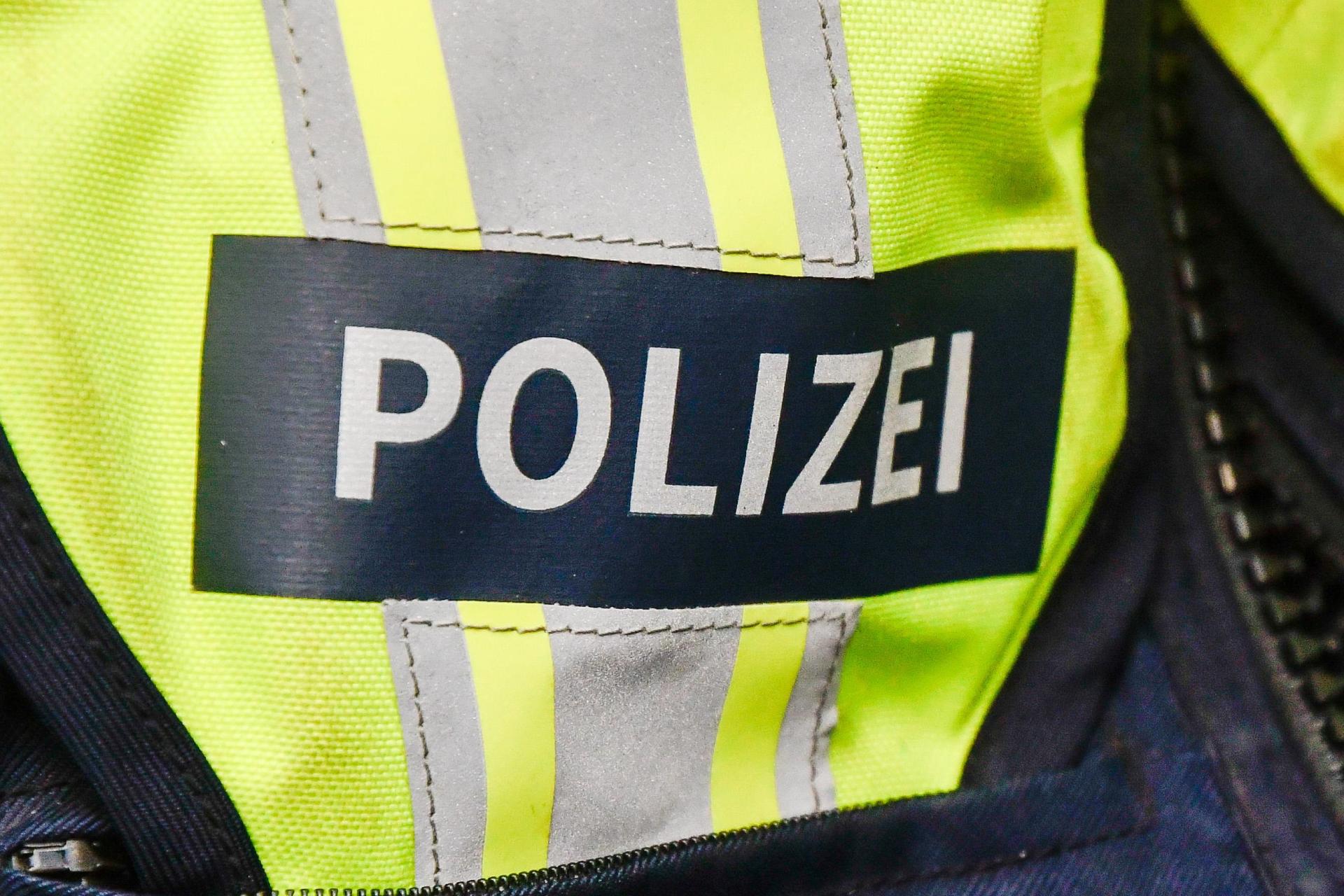 Ein Mann hat sich in einem Bus vor einem 13-jährigen Kind entblößt. Die Polizei sucht Zeugen. (Symbolbild: Petra Hartl)