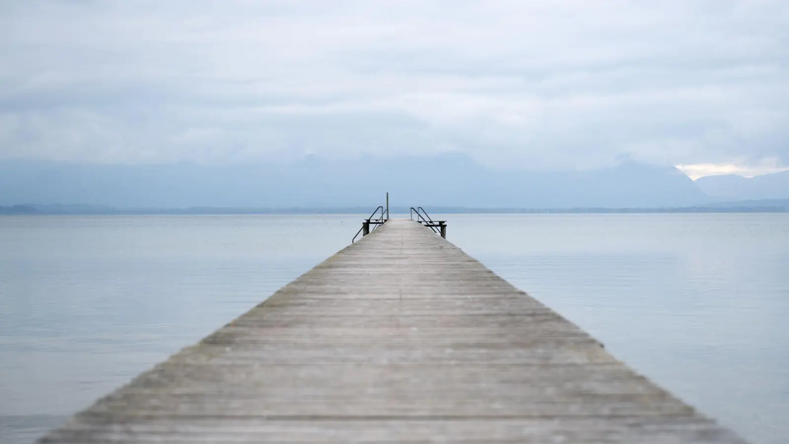 Zu Tagesbeginn sind viele Wolken und Nebel am bayerischen Himmel zu sehen. (Bild: Sven Hoppe/dpa)