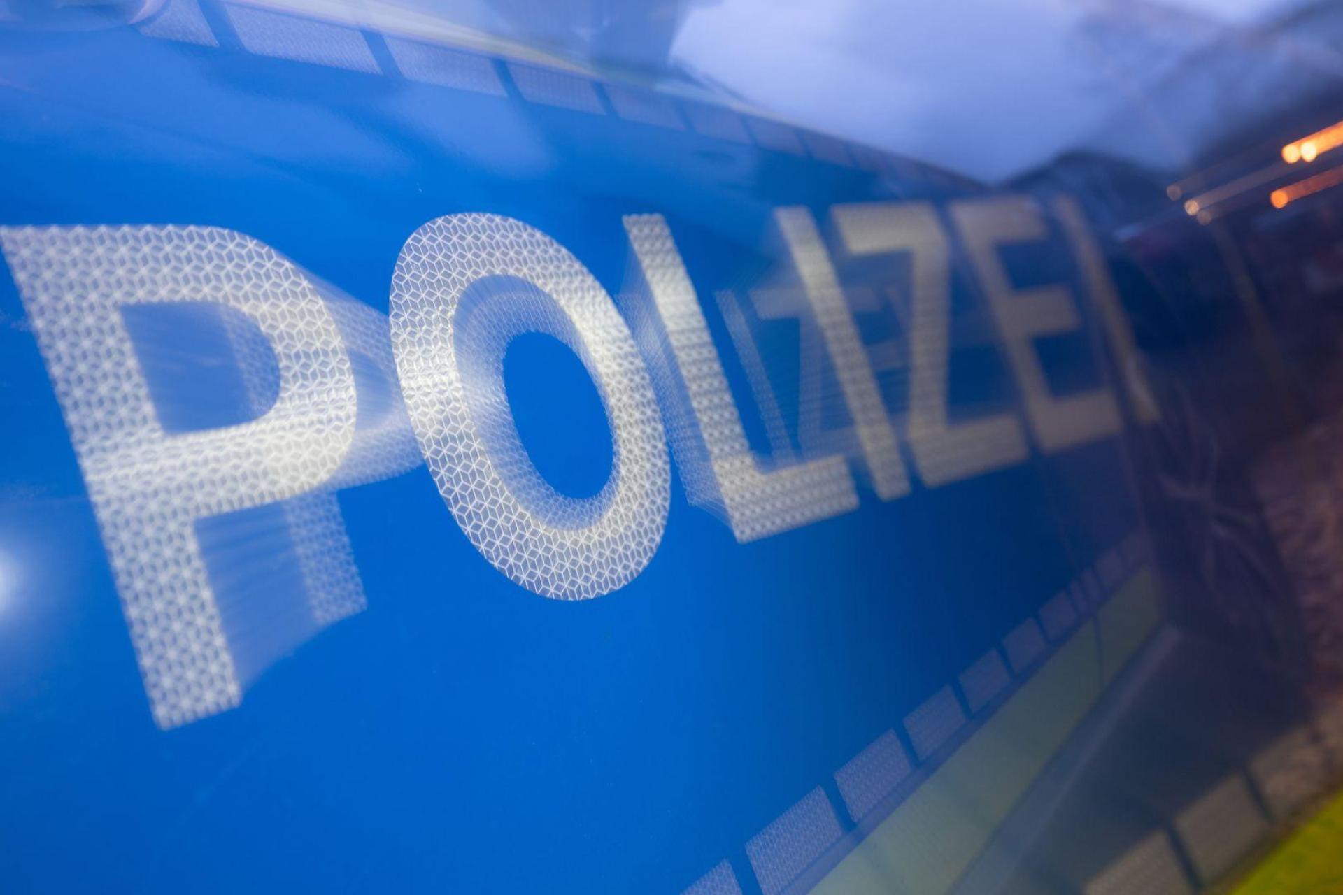 In Ensdorf ist das geparkte Auto einer 33-Jährigen beschädigt worden. (Symbolbild: Marijan Murat/dpa)