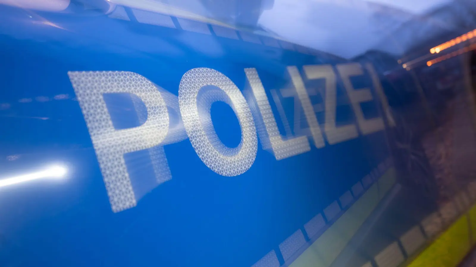 Ein 29-Jähriger prallte mit seinem Auto am Montagabend gegen eine Laterne in Amberg.  (Symbolbild: Marijan Murat/dpa)