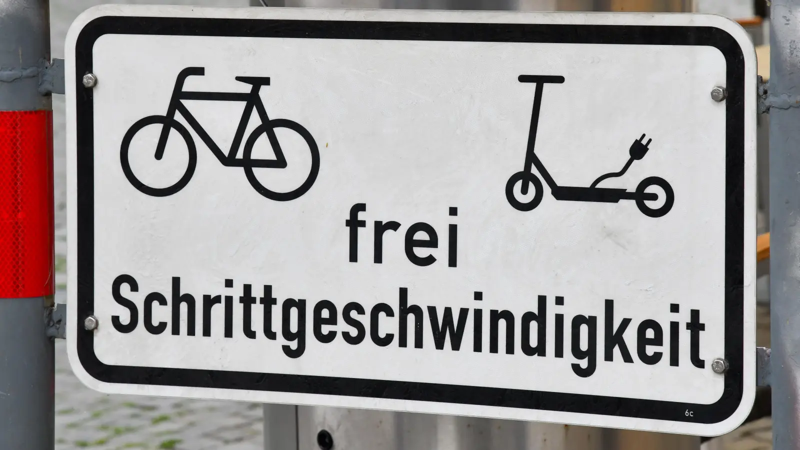 Noch sind Räder und Pedelecs in der Amberger Innenstadt erlaubt – doch das könnte sich bald ändern. Eine spezielle Kontrollaktion der Polizei stellte etliche Verstöße von Fahrer solcher Gefährte fest. (Symbolbild: Petra Hartl)