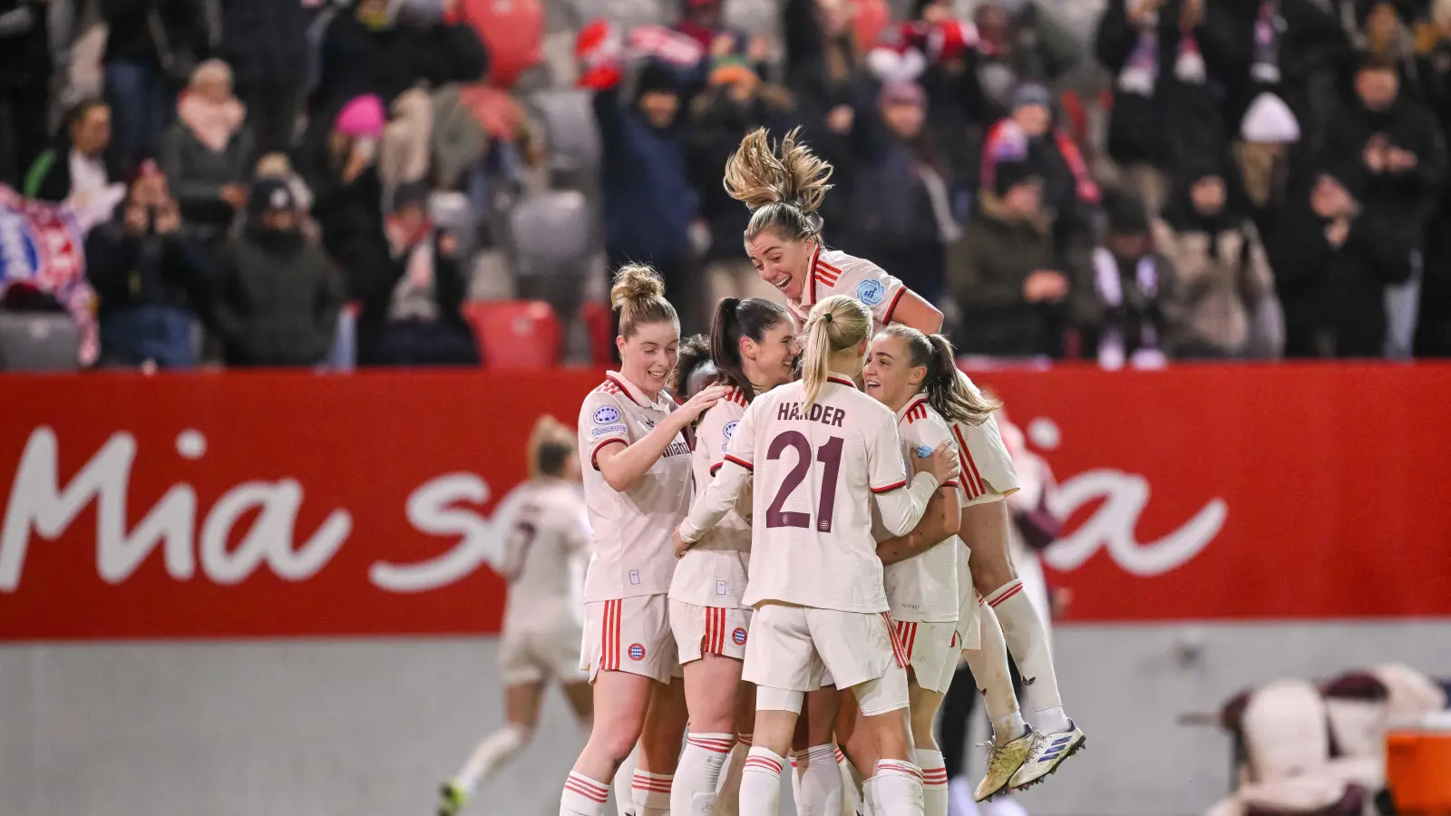 Mehr als nur ein Fußballteam. Bei den Frauen des FC Bayern geht es noch familiär zu.  (Bild: Harry Langer)