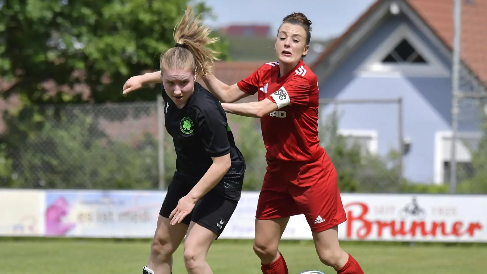Kapitänin Lena Götz (rechts) vom TSV Theuern sorgte gegen den FC Forstern für den zwischenzeitlichen Anschlusstreffer. (Archivbild: Hubert Ziegler)