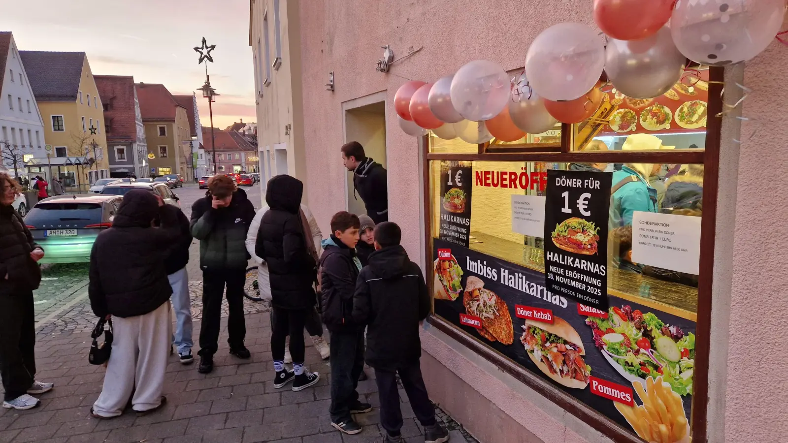 Dieses Bild wurde kurz vor 17 Uhr geschossen. Im Imbiss ist es gestopft voll und die Schlange reicht aus dem Laden heraus bis zur Straße. Später, gegen halb acht Uhr, standen die Menschen schon auf Höhe der Kneipe Schmiede. (Bild: Tobias Gräf)