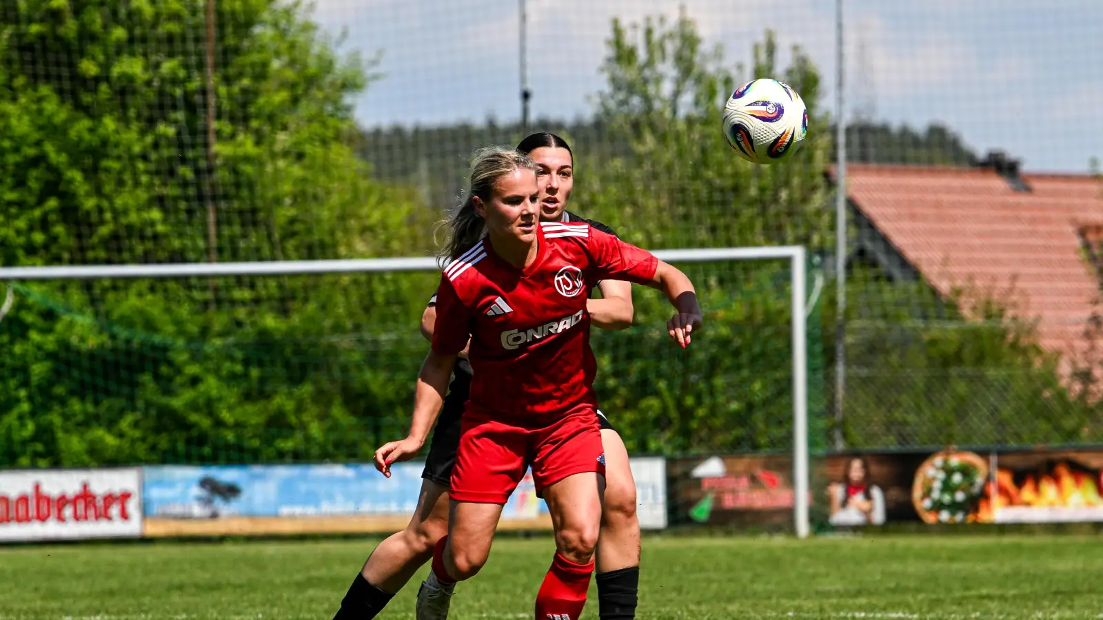 Mit dem Klassenerhalt in der Tasche scheint beim TSV Theuern die Luft etwas raus zu sein. Nadja Helleder und ihr Team wollen am Samstag gegen Weinberg II einen Heimsieg einfahren.  (Bild: Jonas Löffler)