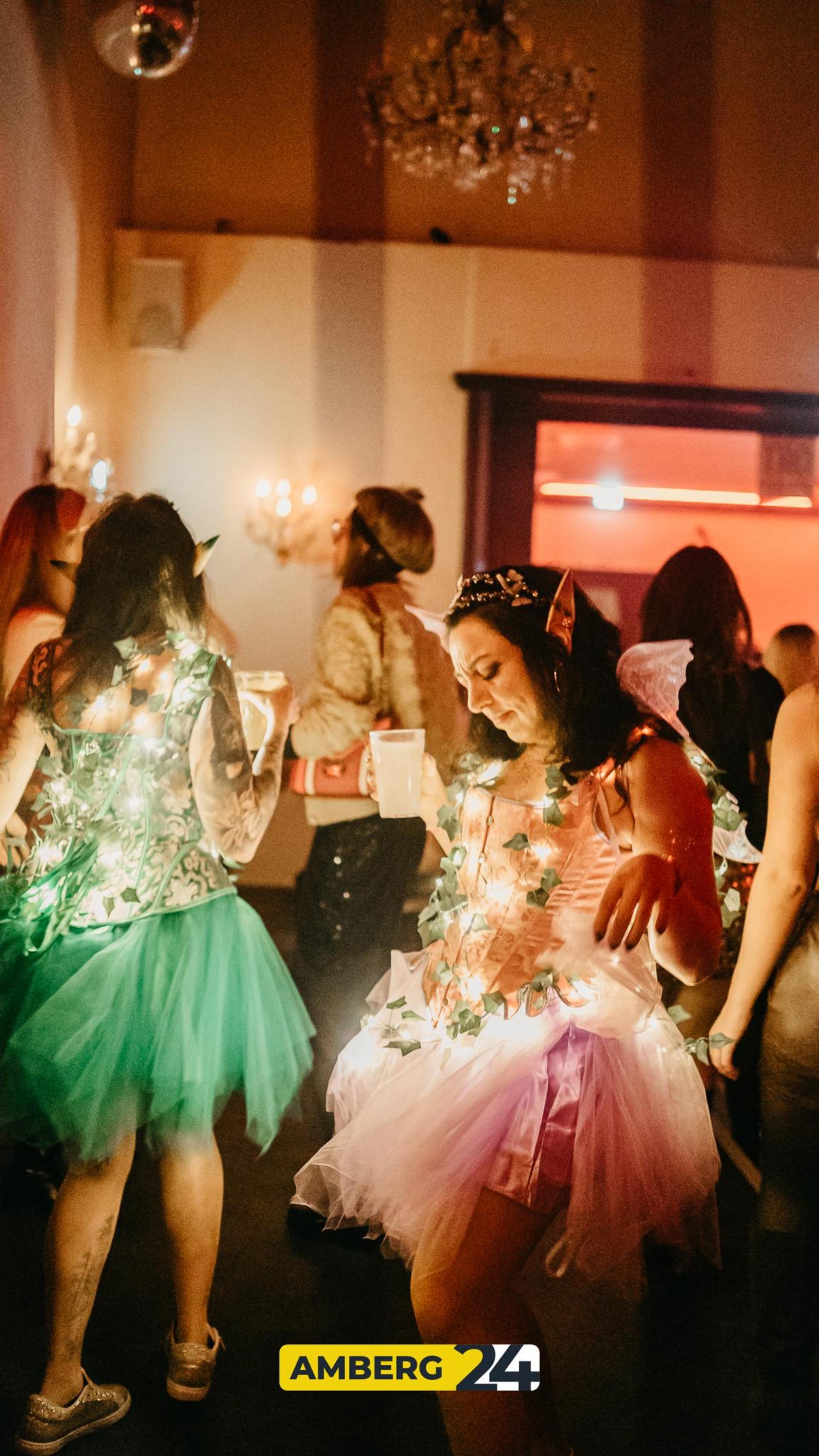 Hexen und Narren waren am Donnerstag auch im Casino unterwegs. (Bild: Mario Donhauser)