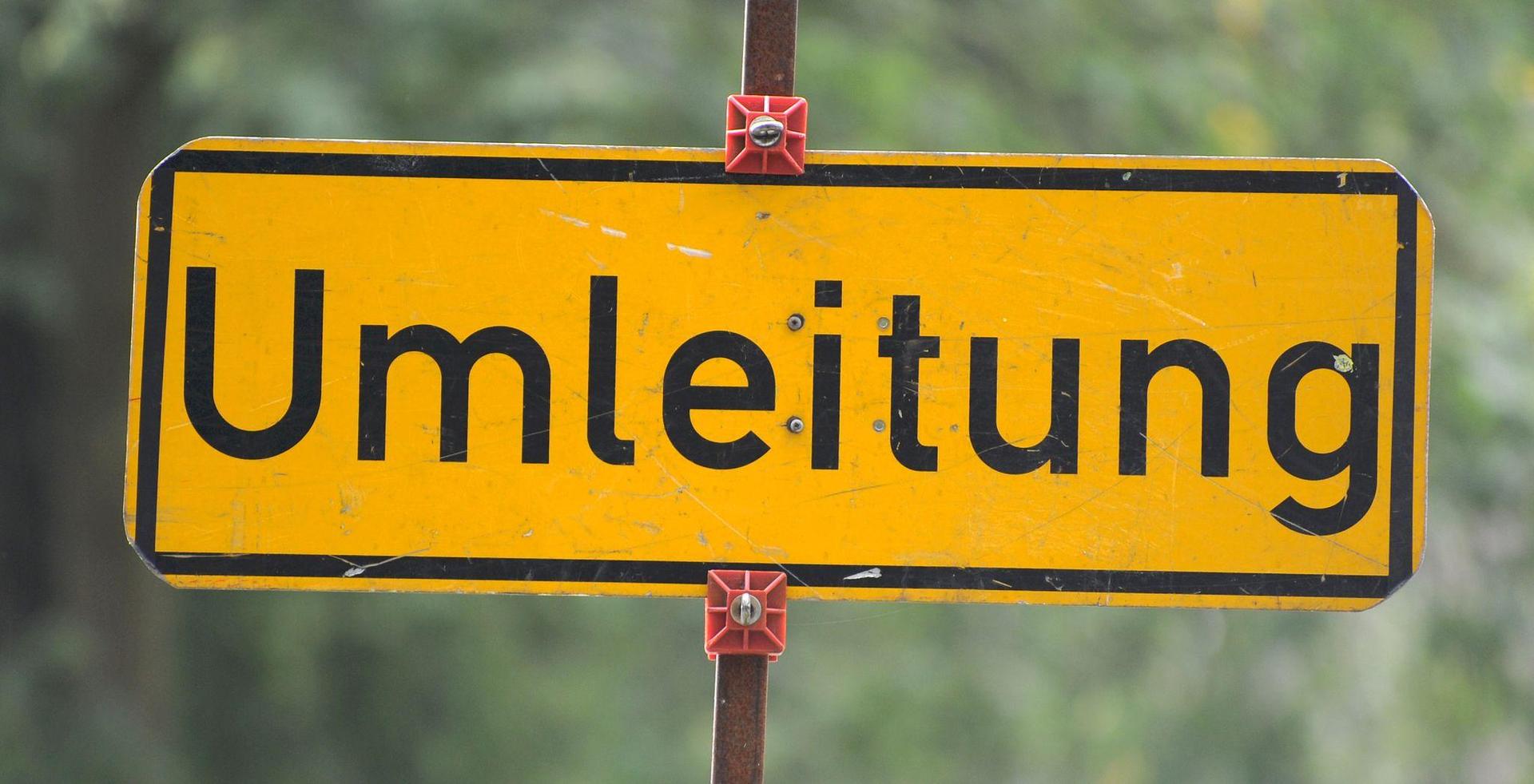 Wegen der laufenden Kanalarbeiten müssen Teile der Gartenstraße in Auerbach auch weiterhin gesperrt werden.  (Symbolbild: Tim Brakemeier/dpa)