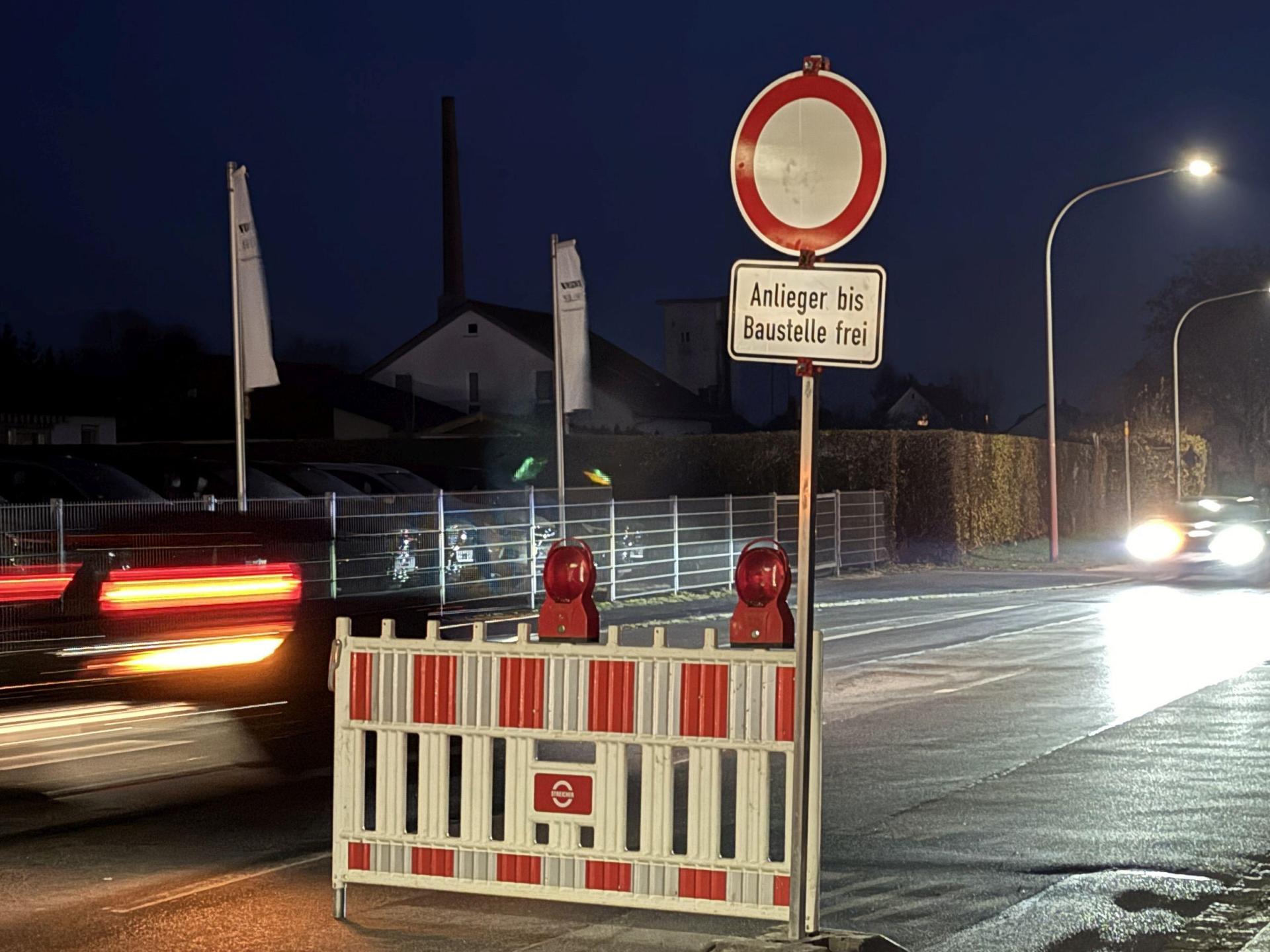 Am Dienstagabend wurde die Amberger Straße zwischen Amberg und Kümmersbruck gesperrt, weil hier eine Leitung für den neuen Wohnpark „Am Stadtgarten” verlegt werden muss.  (Bild: Petra Hartl)
