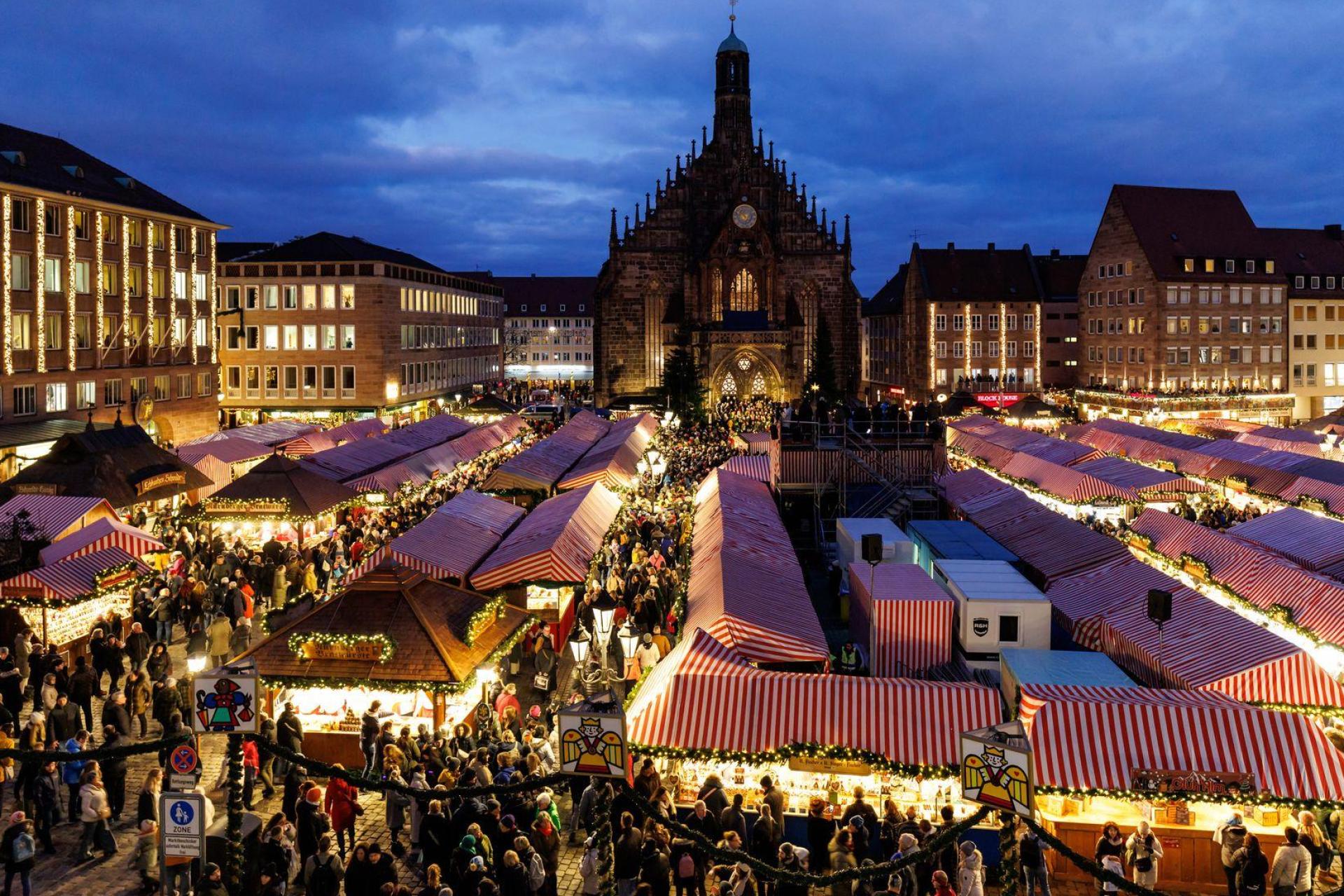 Am Freitagabend startet der diesjährige Christkindlesmarkt in Nürnberg. (Archivbild) (Bild: Daniel Karmann/dpa)