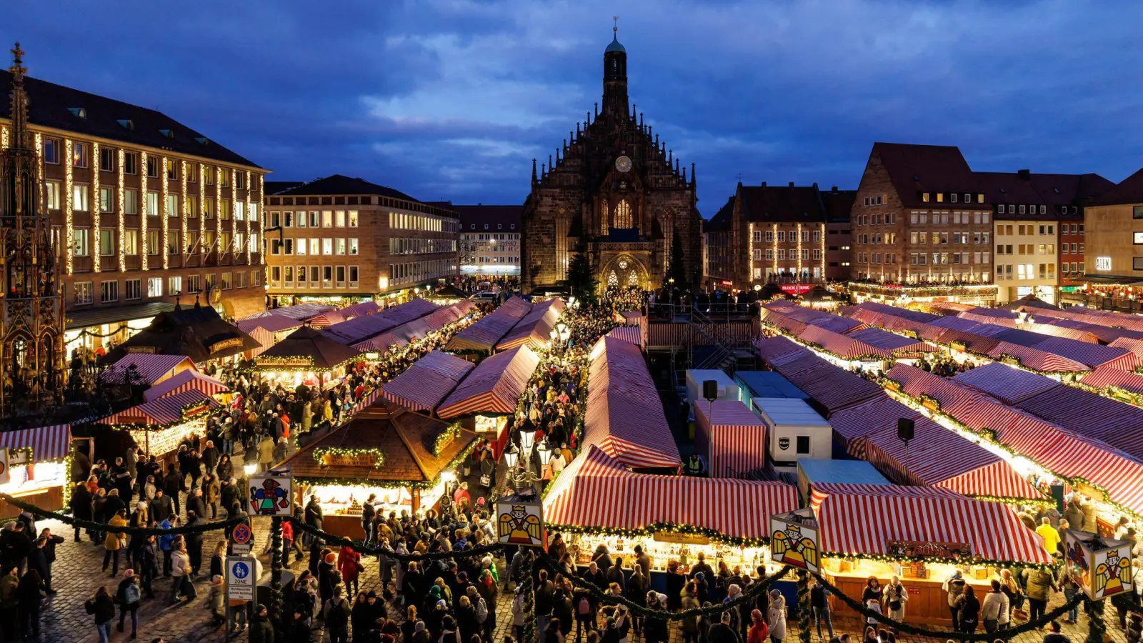 Am Freitagabend startet der diesjährige Christkindlesmarkt in Nürnberg. (Archivbild) (Bild: Daniel Karmann/dpa)