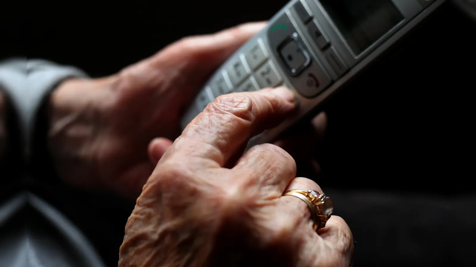 Banken betonen immer wieder, dass ihre Mitarbeitenden am Telefon nie nach Passwörtern oder Aktivierungscodes fragen. (Symbolbild: Karl-Josef Hildenbrand/dpa)