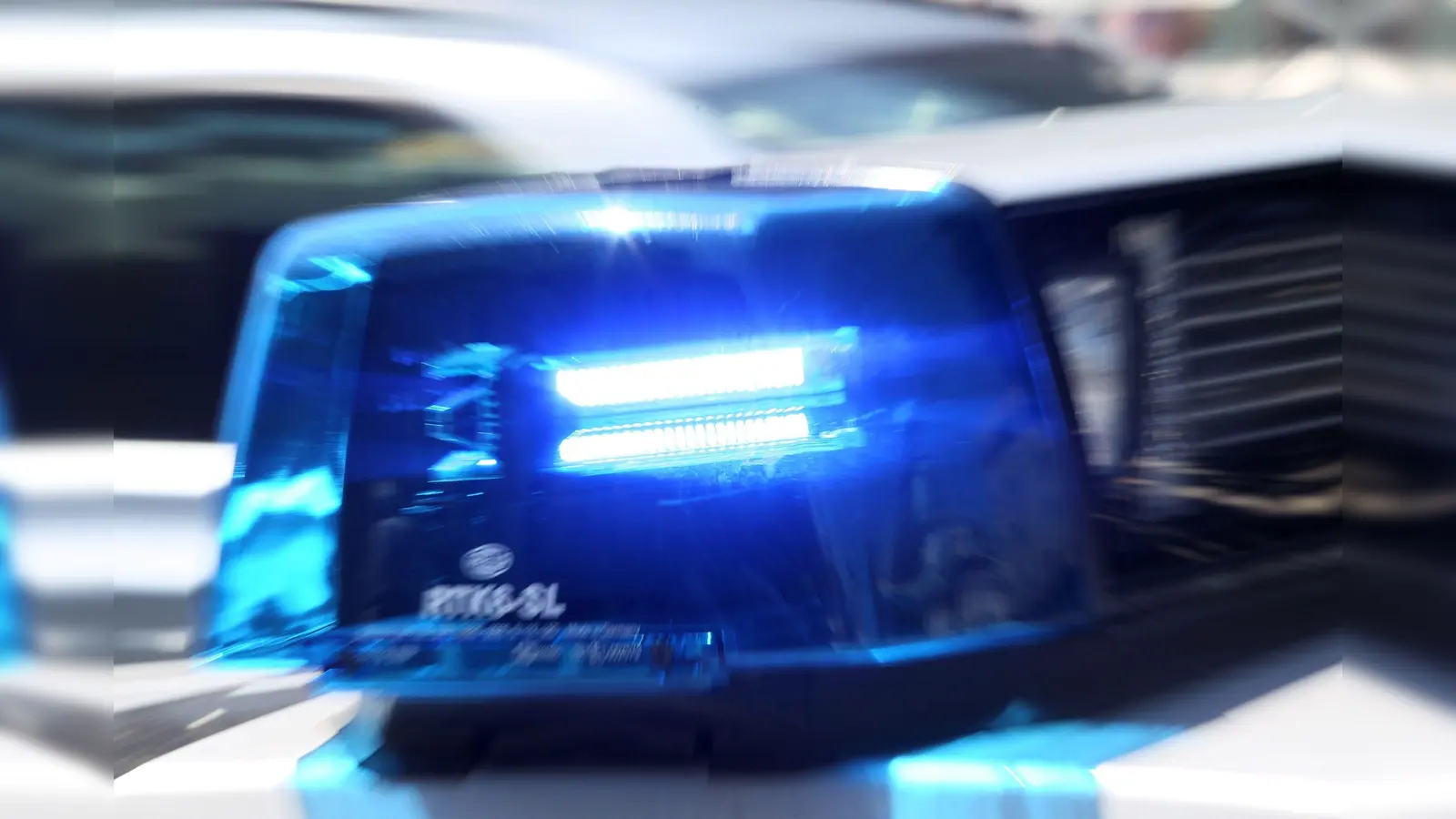 In Sulzbach-Rosenberg haben sich zwei streitende Jugendgruppen gegenseitig mit Flaschen beworfen. (Symbolbild: dpa)