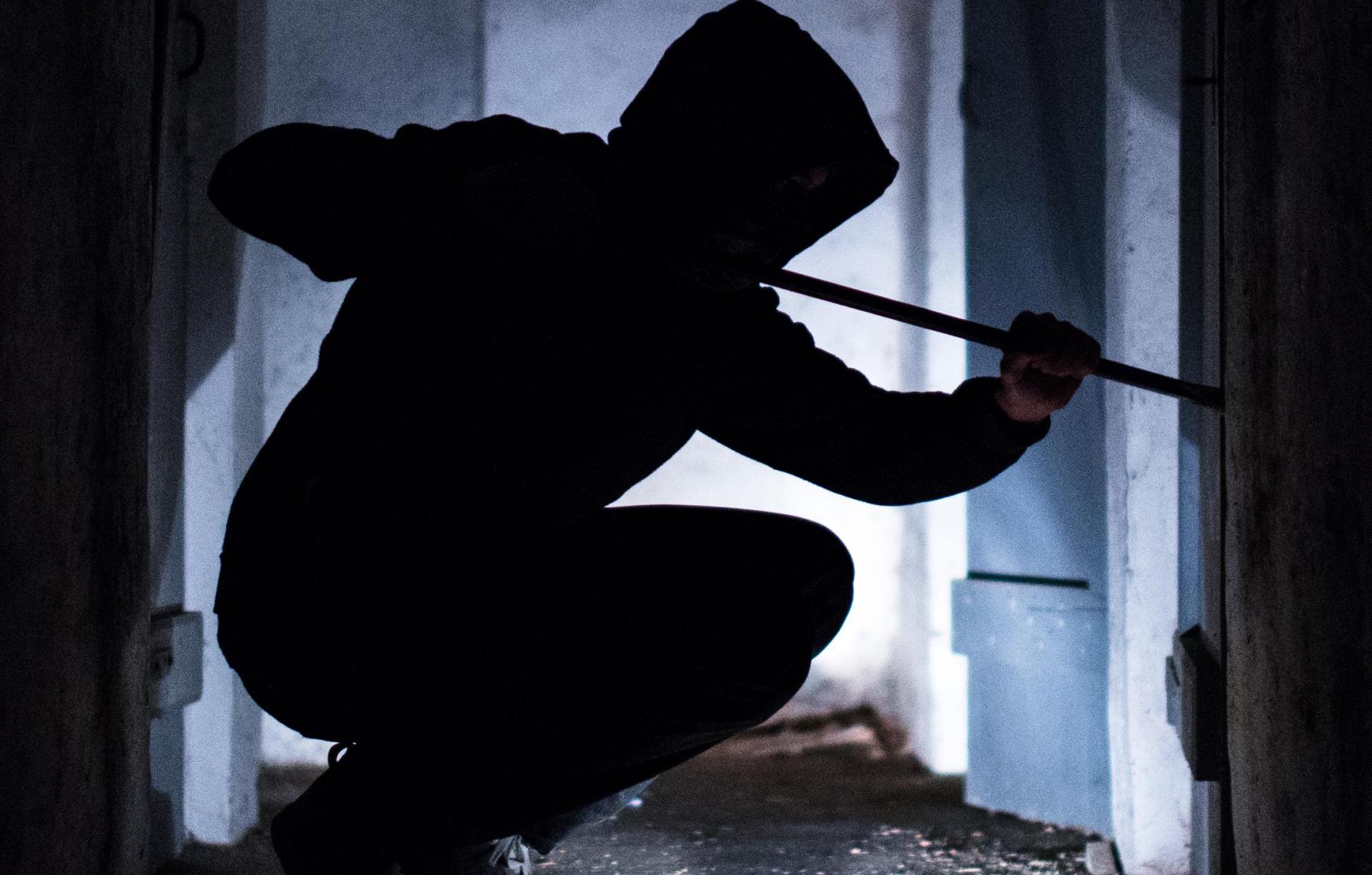 Unbekannte Täter brachen in einen Supermarkt in Auerbach ein. Die Polizei sucht Zeugen.  (Symbolbild: Silas Stein/dpa)