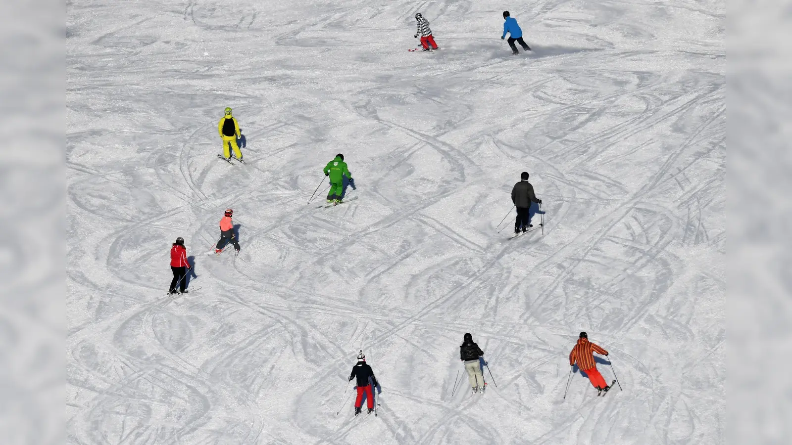 Ein 16-Jähriger ist in Österreich beim Skifahren ums Leben gekommen. (Bild: Angelika Warmuth/dpa)