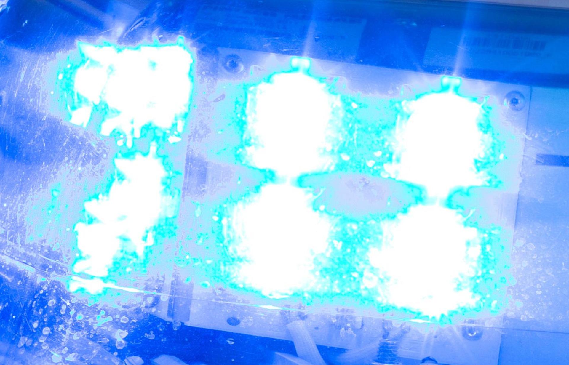 Ein zehnjähriges Mädchen wurde auf dem Parkplatz der Sebastian-Kneipp-Grundschule in Edelsfeld von einem Auto erfasst. (Symbolbild: Friso Gentsch/dpa )