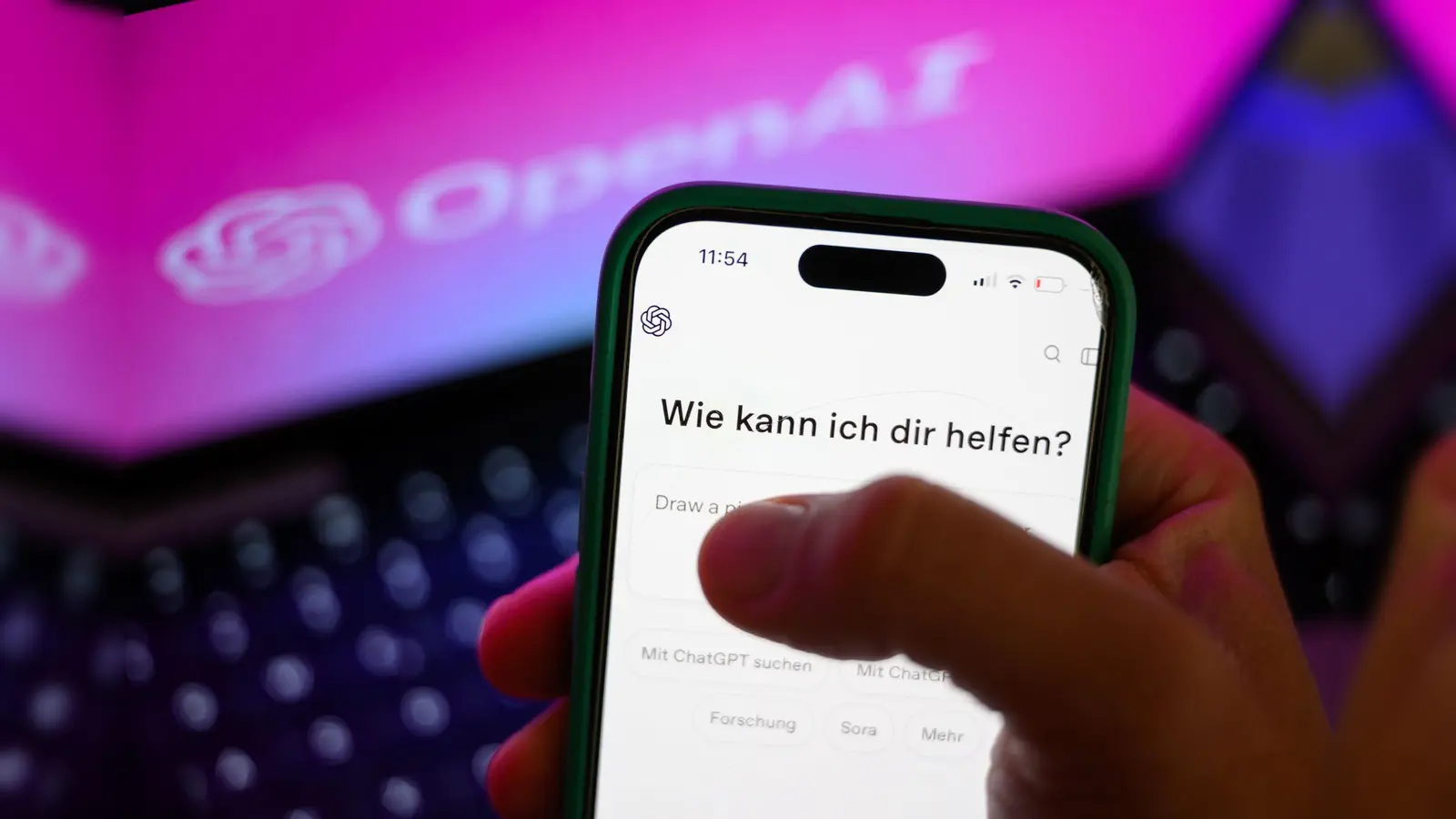 Werden als nützlich empfunden: Dialogsysteme wie ChatGPT. (Illustration) (Symbolbild: Hendrik Schmidt/dpa)