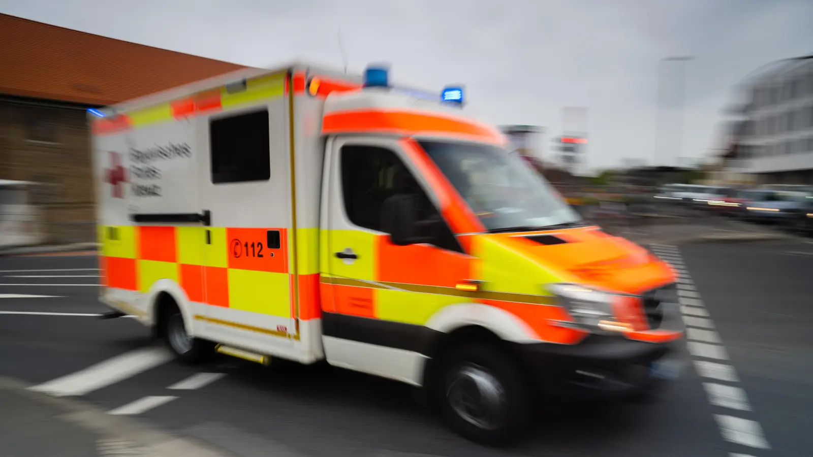 Ein 52-jähriger Mann wurde bei Waldarbeiten in Freudenberg von einem Baumstamm getroffen und verletzt. Rettungskräfte brachten ihn ins Krankenhaus. (Symbolbild: Gabi Schönberger)