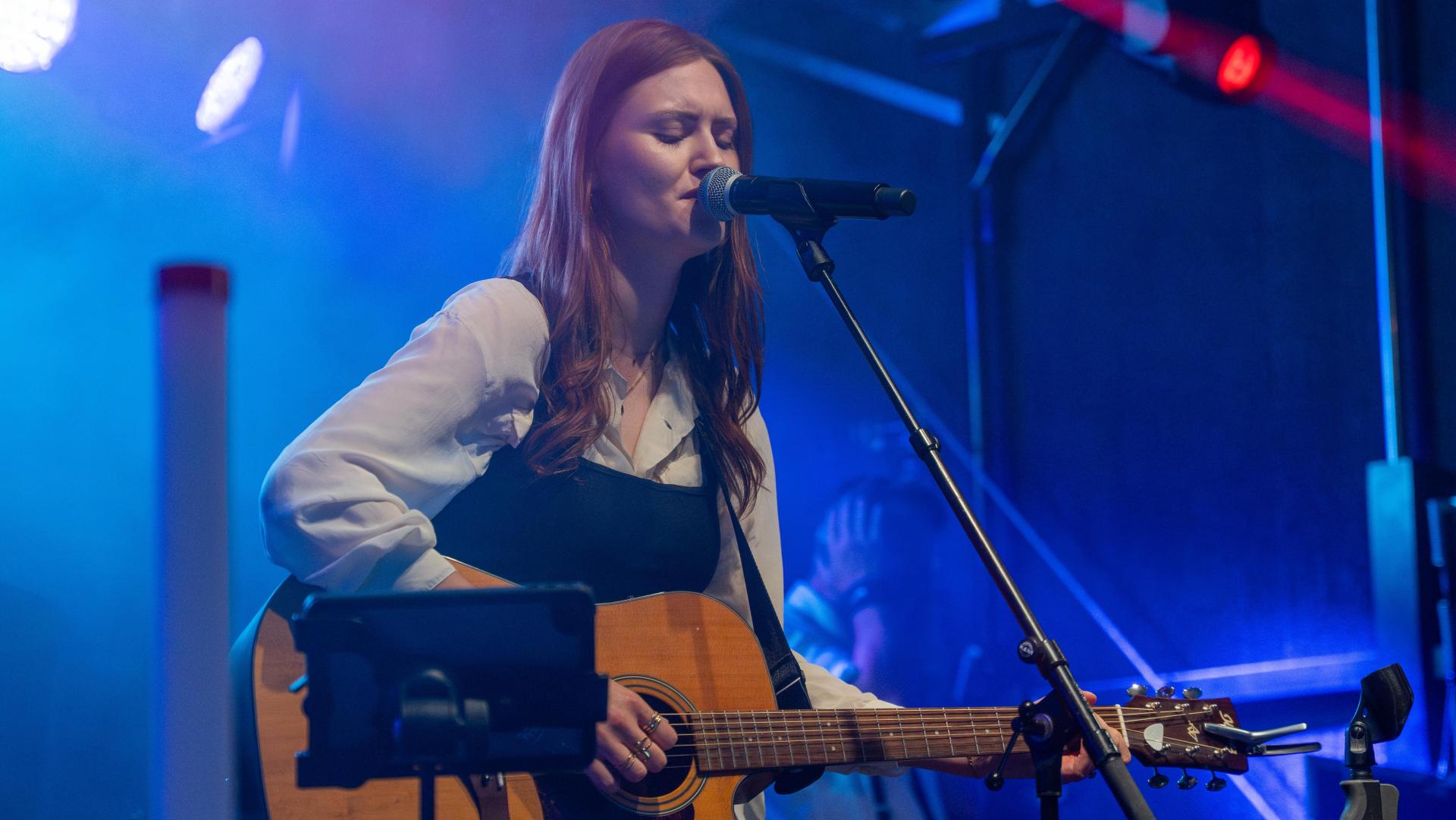 Auftritt von Newcomerin kazy am Roßmarkt beim Altstadtfest Amberg. (Bild: Marina Gube)