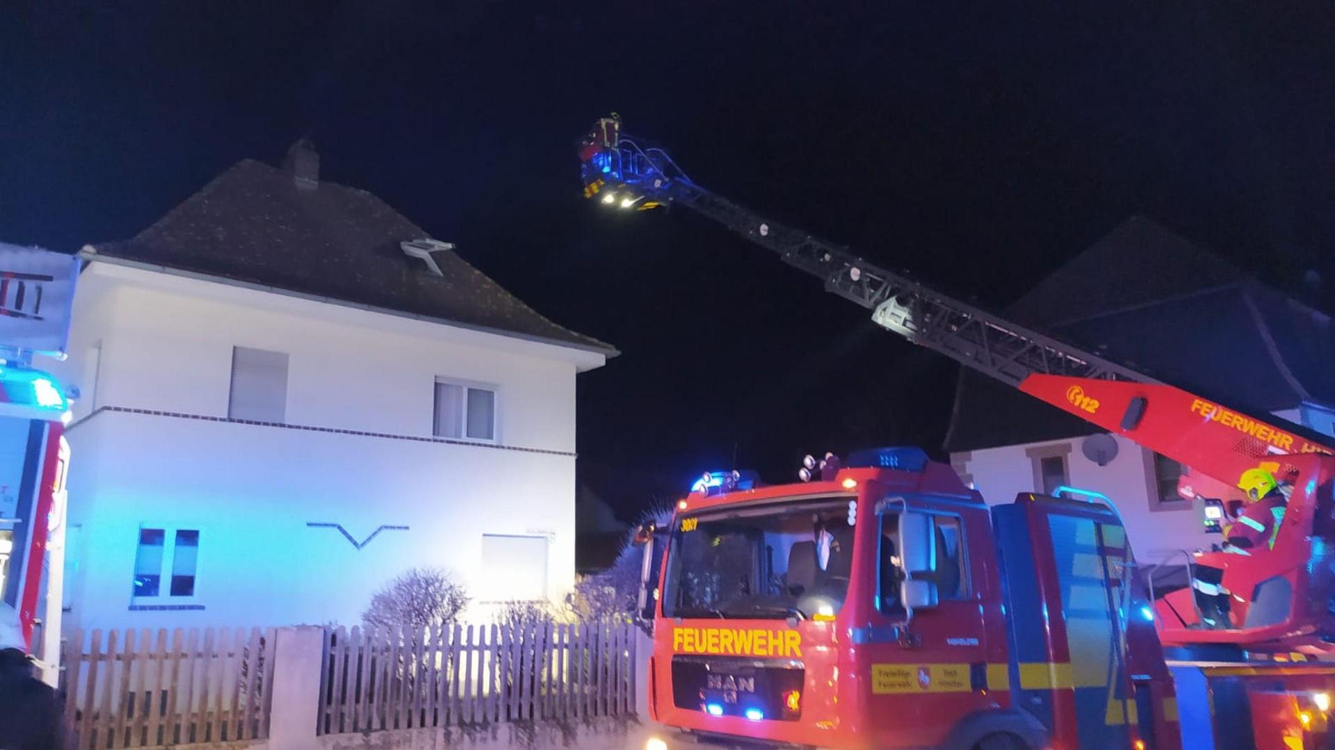 Die Drehleiter der Feuerwehr Hirschau rückte zum Kaminbrand in Schnaittenbach aus (Bild: FFW Schnaittenbach)