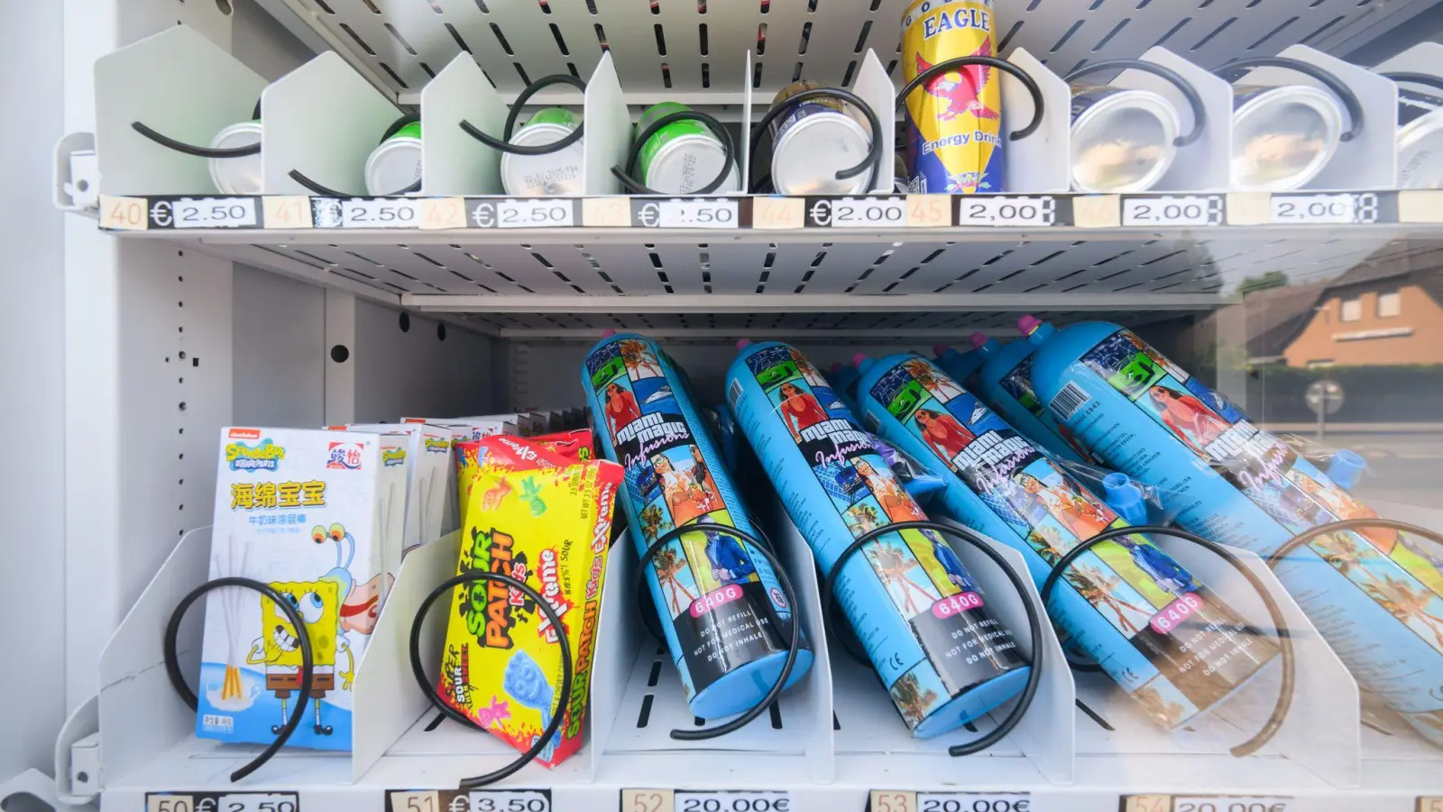 Lachgas einfach an einem Snack-Automaten kaufen? Für Minderjährige soll das nicht mehr möglich sein. (Symbolbild: Julian Stratenschulte/dpa)