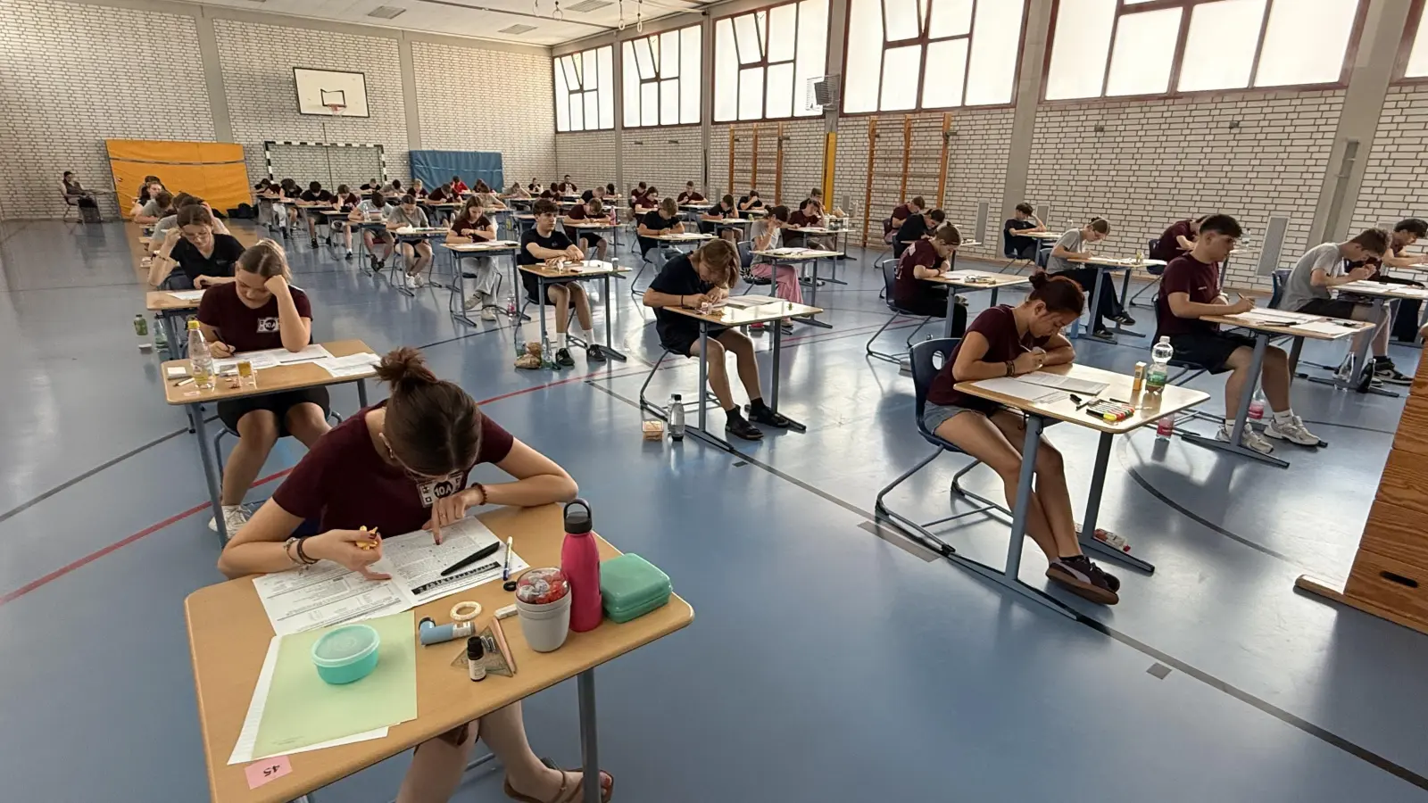 In der Turnhalle schrieben am Freitag die Zehntklässler bis 11 Uhr ihre Englischprüfungen. (Bild: Heidi Kurz)