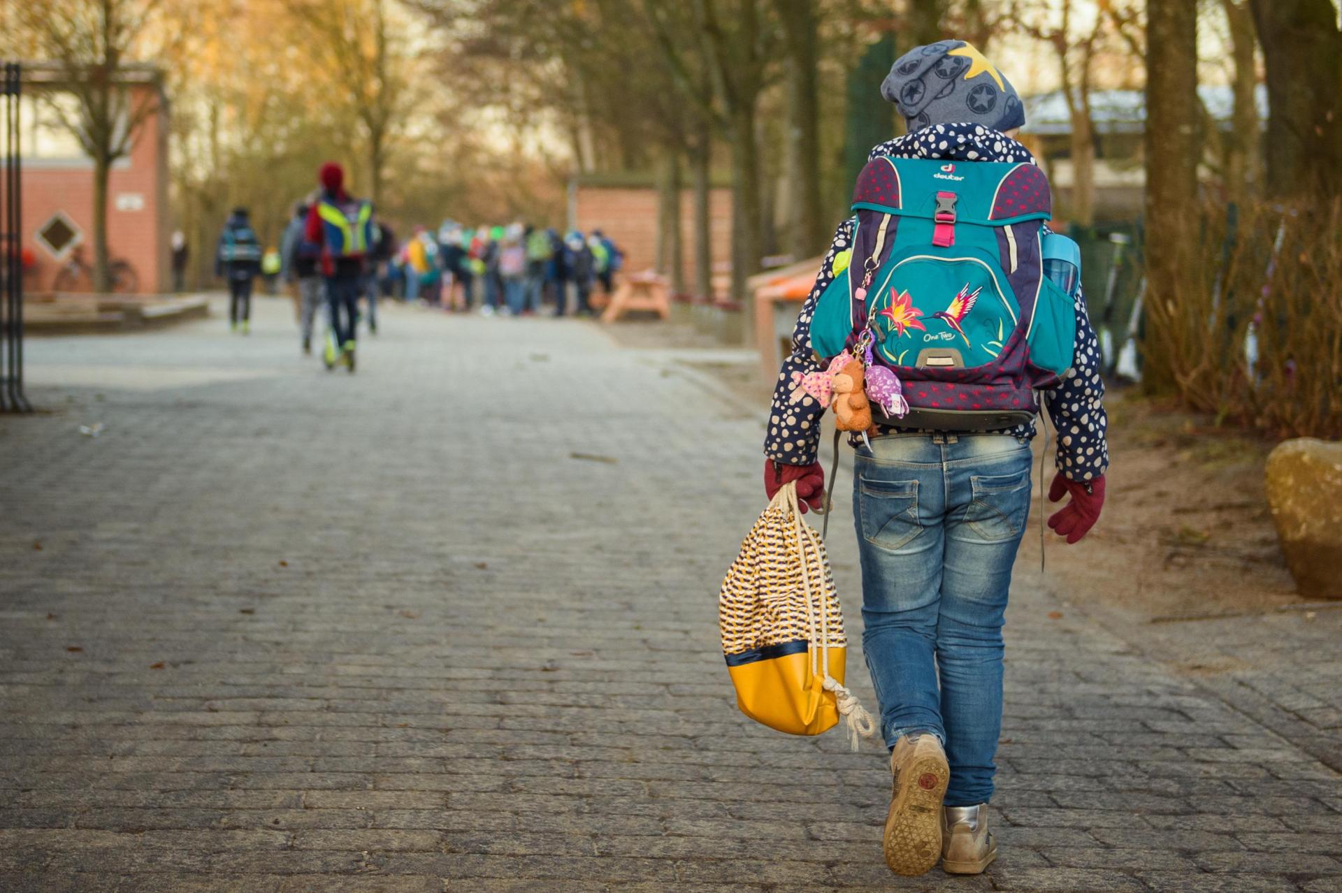 Ein unbekannter Mann soll am Busbahnhof in Amberg ein 11-jähriges Kind angesprochen und an der Schulter berührt haben. (Symbolbild: Gregor Fischer)