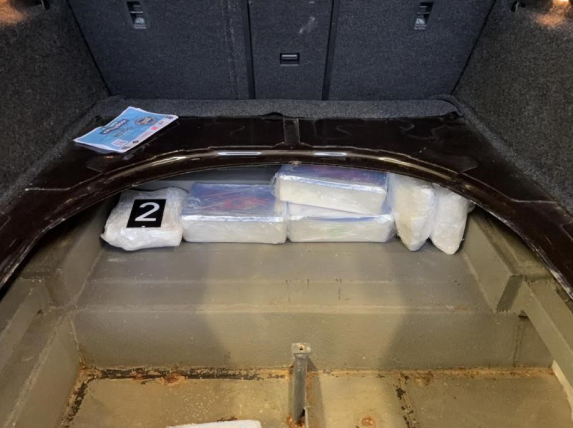 Ein Vater und sein Sohn transportierten 25 Kilogramm Methamphetamin im Auto, ehe sie von der Polizei kontrolliert wurden.  (Bild: PP Oberpfalz/Spitzer)