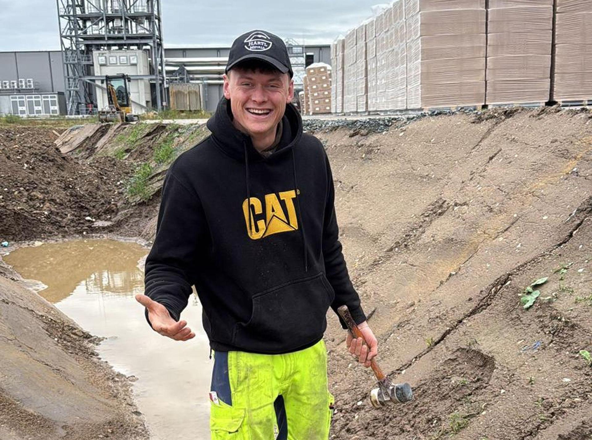 So sieht ein glücklicher Straßenbauer aus: Louis Sichelstiel (23) aus Irlbach. (Bild: upl)