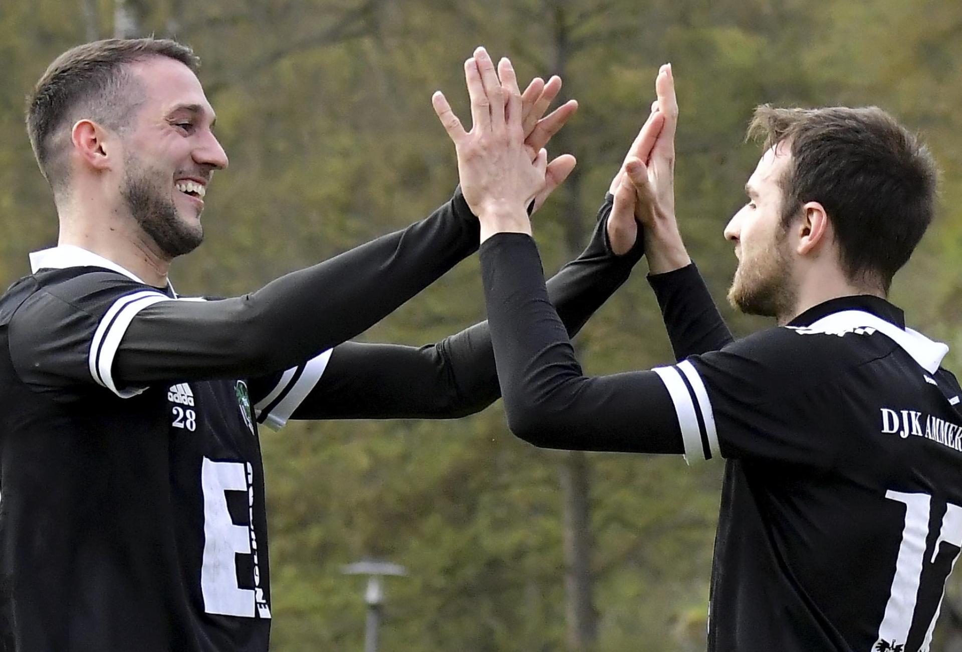 Mergim Bajrami (links) sowie Raffael Kobrowski und Kenan Muslimovic (von rechts) von der DJK Ammerthal. (Archivbild: Hubert Ziegler)