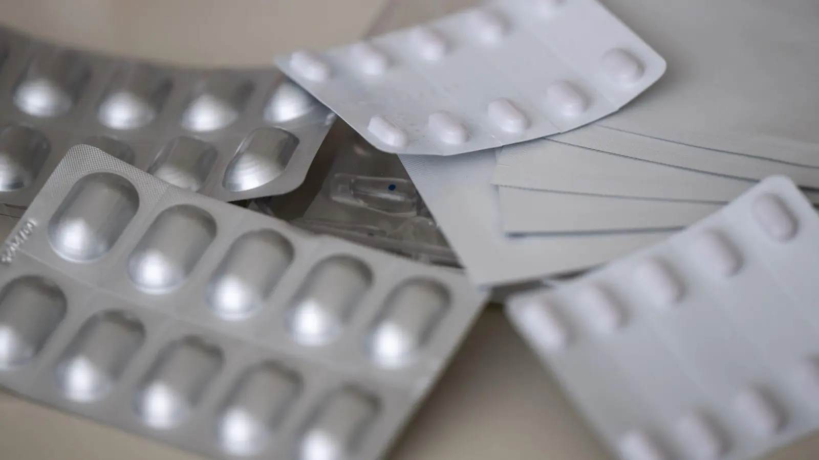 Die synthetischen Fentanyl, Tilidin und Oxycodon sind als Schmerzmittel zugelassen, haben in den USA jedoch eine verheerende Drogenepidemie ausgelöst. (Symbolbild: Monika Skolimowska/dpa)