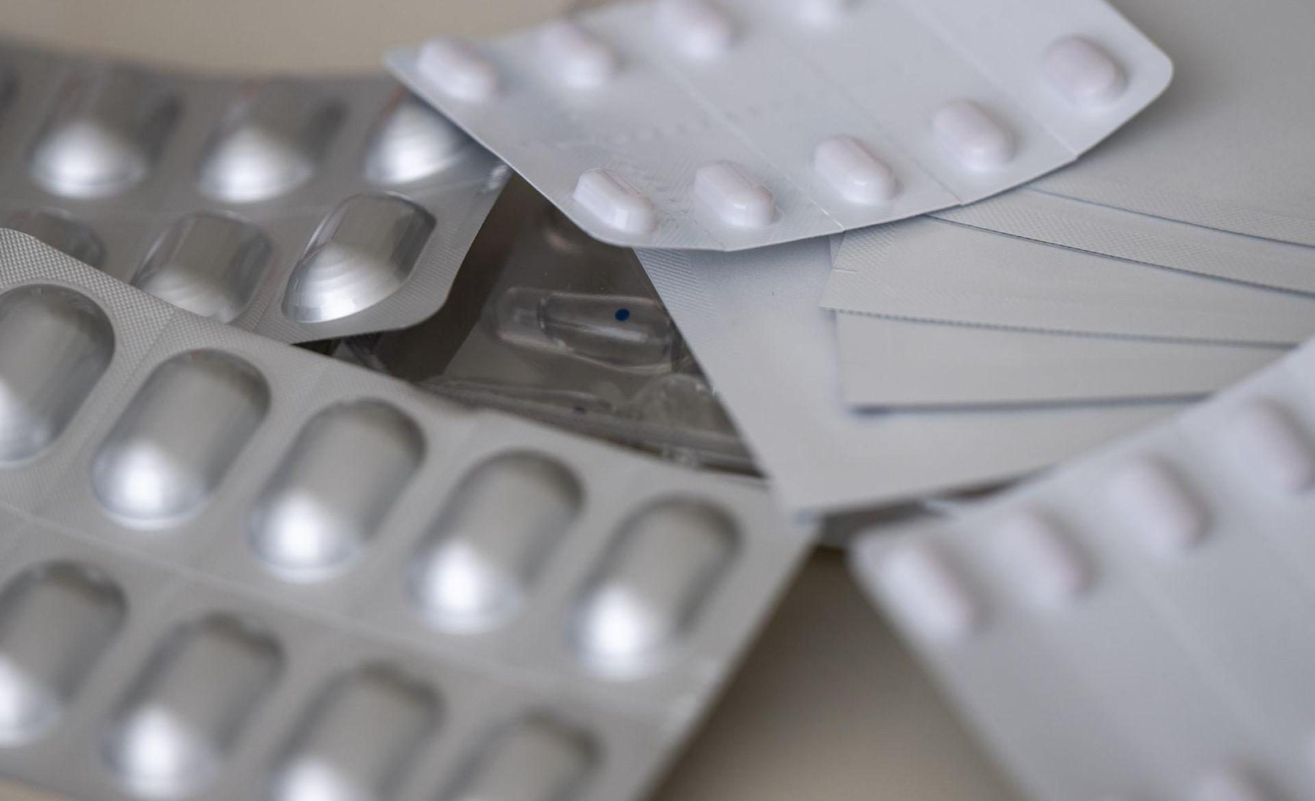 Fentanyl und Oxycodon sind als Schmerzmittel zugelassen, haben in den USA jedoch eine verheerende Drogenepidemie ausgelöst. In Schwandorf hat die Polizei einen 39-Jährigen mit den synthetischen Opioiden erwischt. (Symbolbild: Monika Skolimowska/dpa)