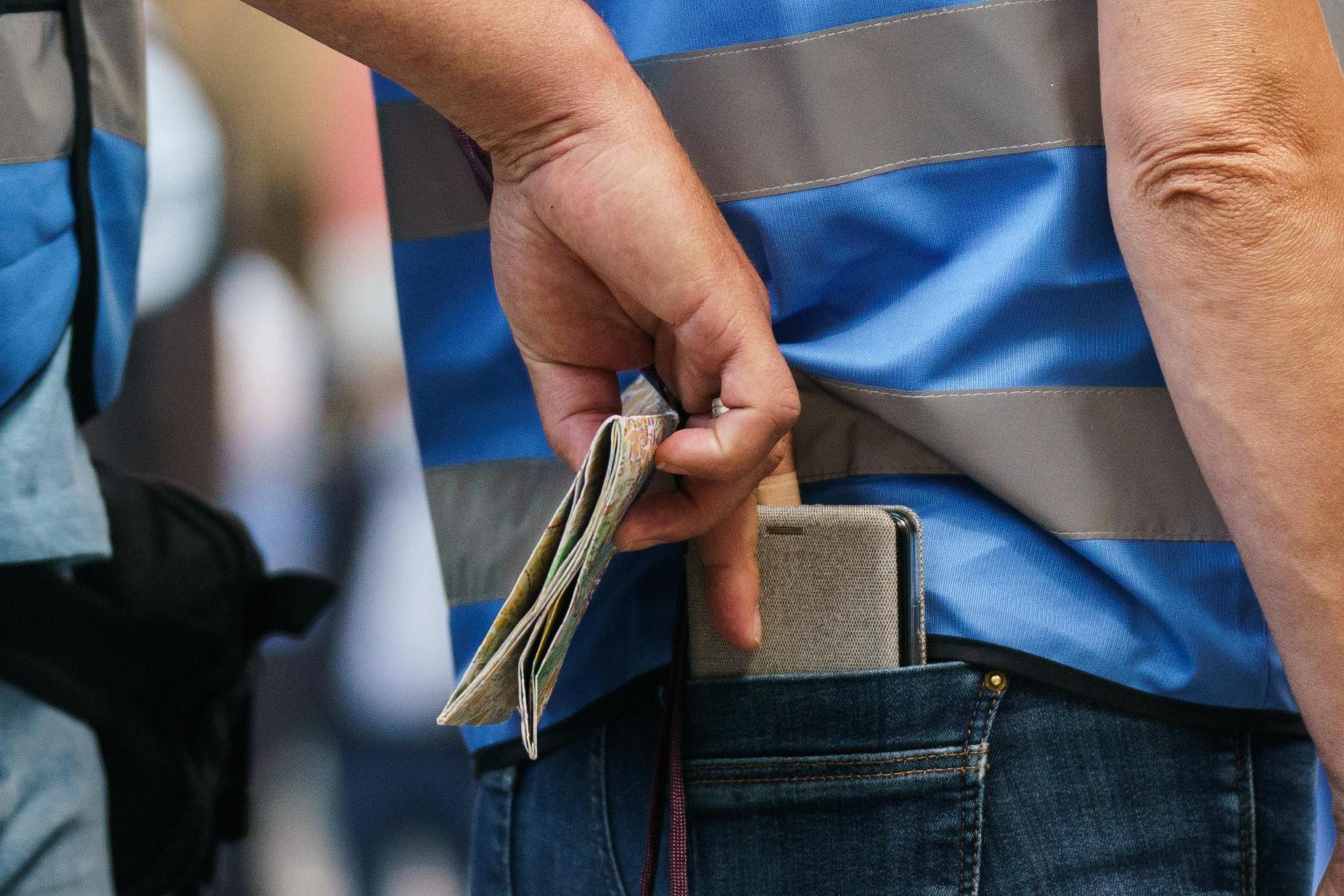 Der Griff in die Tasche eines anderen ist für einen geübten Dieb kein Problem, besonders im Gedränge. Mancherorts arbeiten Taschendiebe sogar im Team. (Symbolbild: Andreas Arnold / dpa)