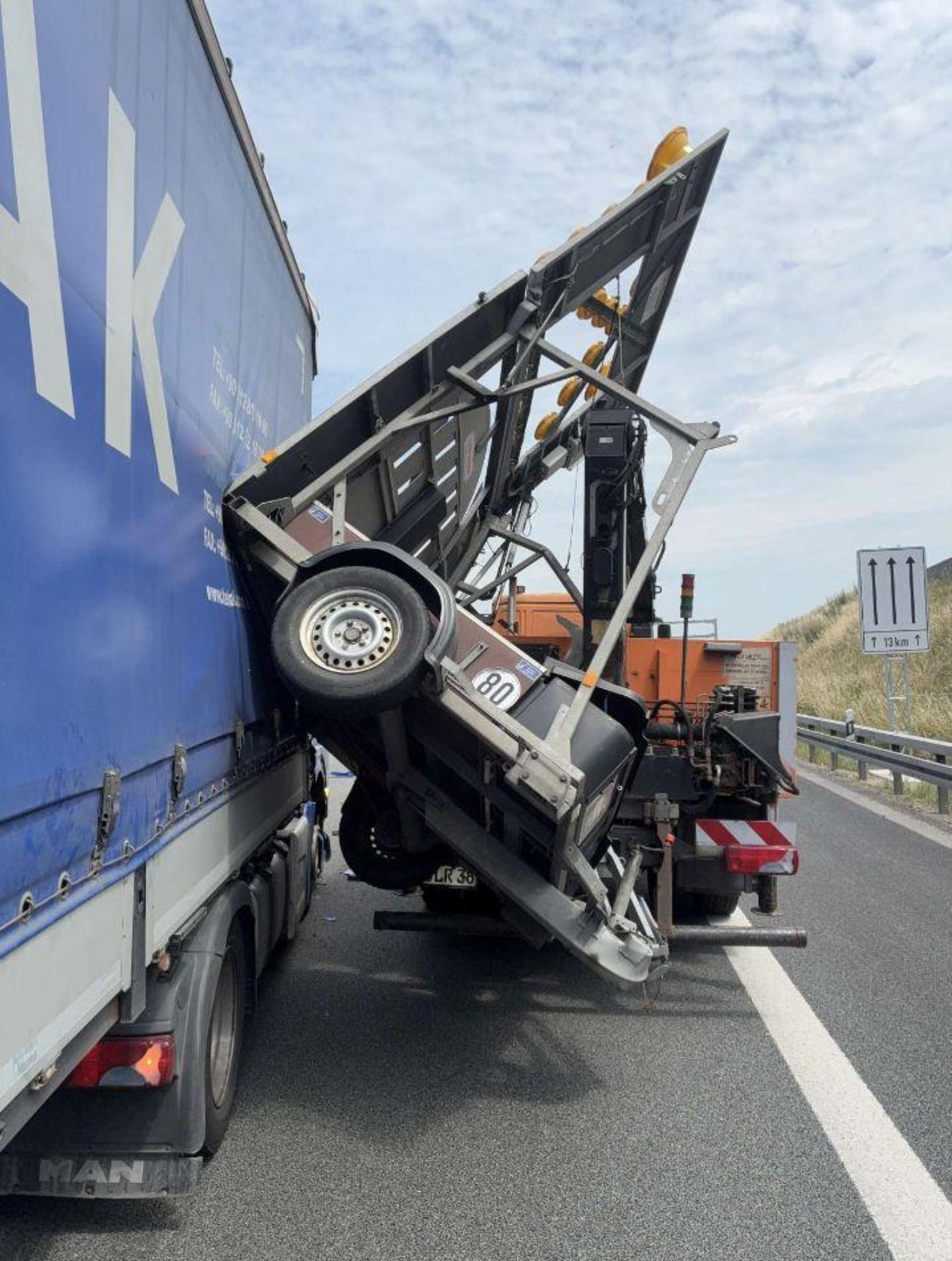 Ein Lkw-Fahrer rammt auf der A 3 bei Regensburg einen Sicherungsanhänger. Der Unfall führt zu Sperrungen, verletzt wird niemand. (Symbolbild: Verkehrspolizeiinspektion Regensburg)